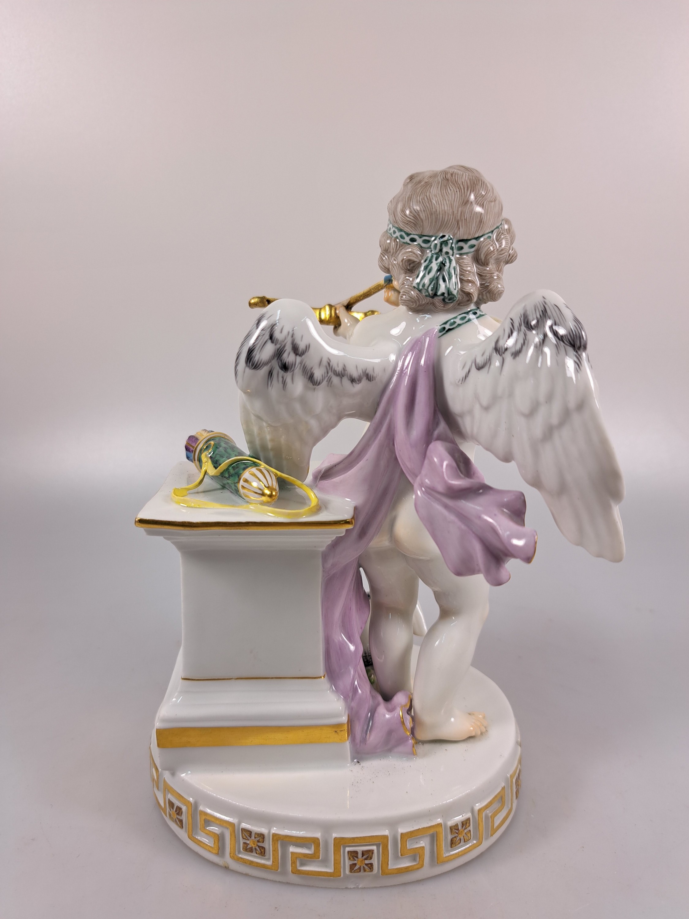 Detail f: Porzellanfigur, Meissen, um 1890, Amor mit Pfeil und Bogen, Entwurf M.V. Acier, Porzellan, bemalt, Goldstaffage, mehrfach geklebt bzw. restauriert, ...