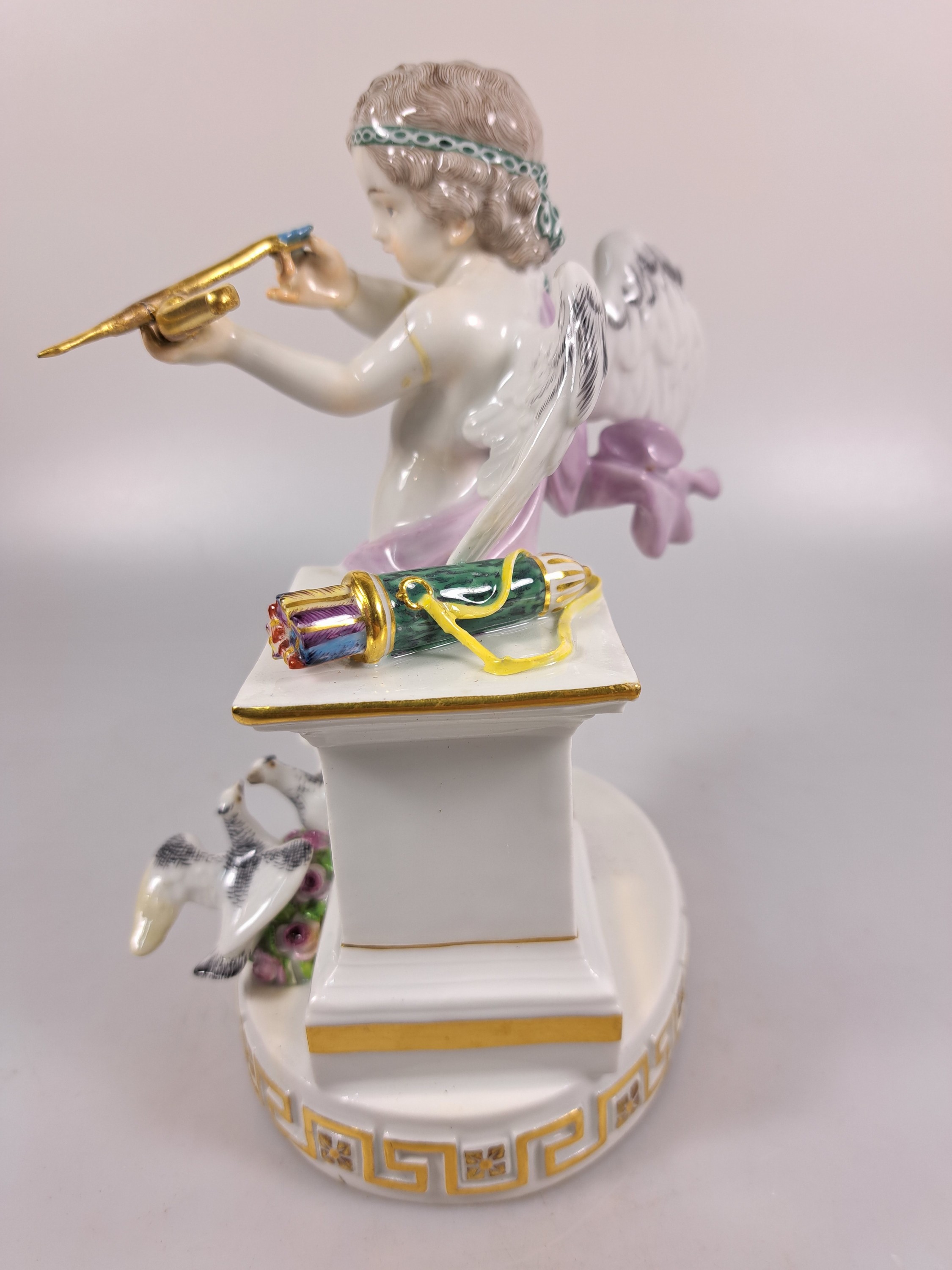 Detail g: Porzellanfigur, Meissen, um 1890, Amor mit Pfeil und Bogen, Entwurf M.V. Acier, Porzellan, bemalt, Goldstaffage, mehrfach geklebt bzw. restauriert, ...