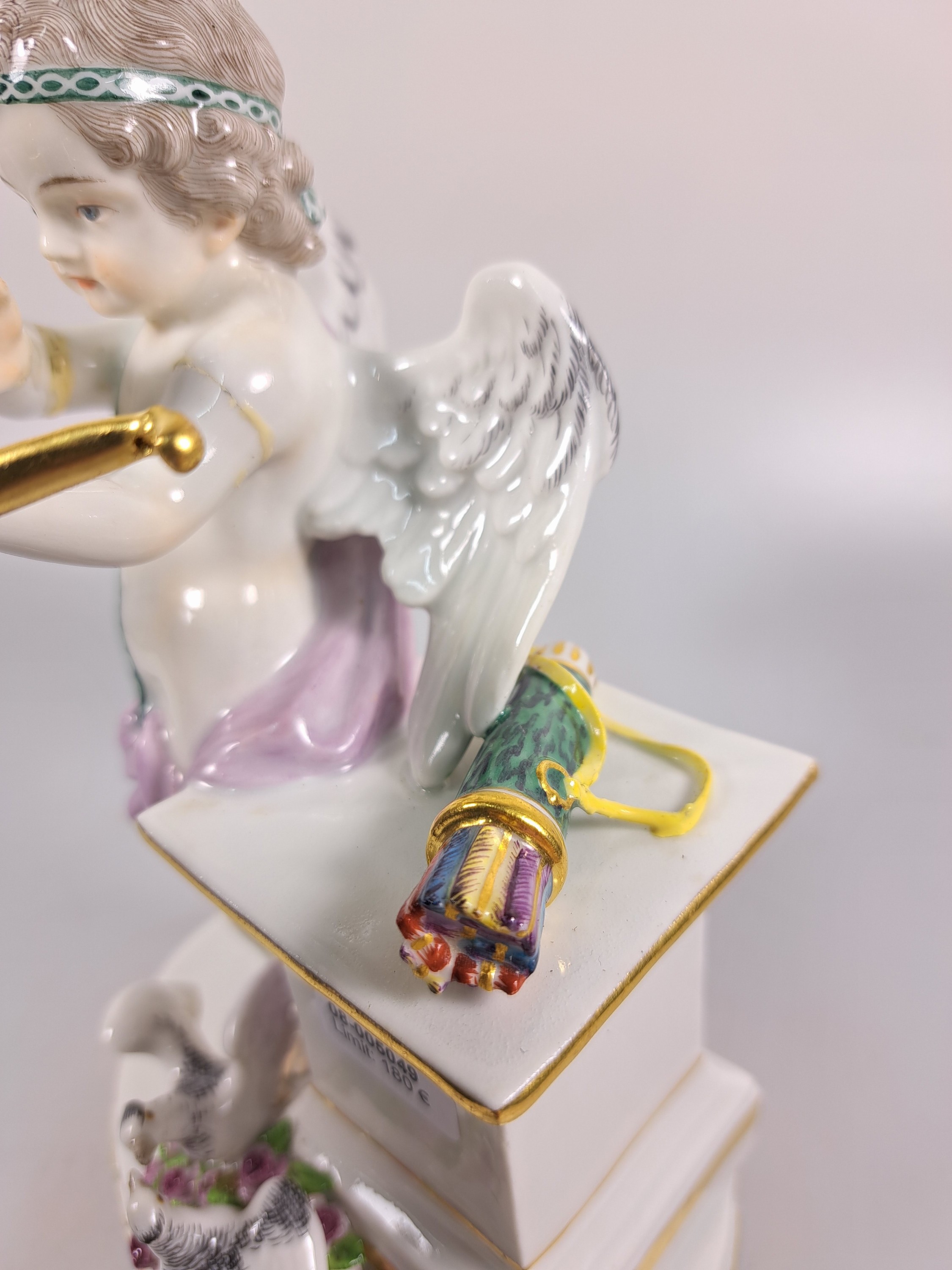 Detail h: Porzellanfigur, Meissen, um 1890, Amor mit Pfeil und Bogen, Entwurf M.V. Acier, Porzellan, bemalt, Goldstaffage, mehrfach geklebt bzw. restauriert, ...