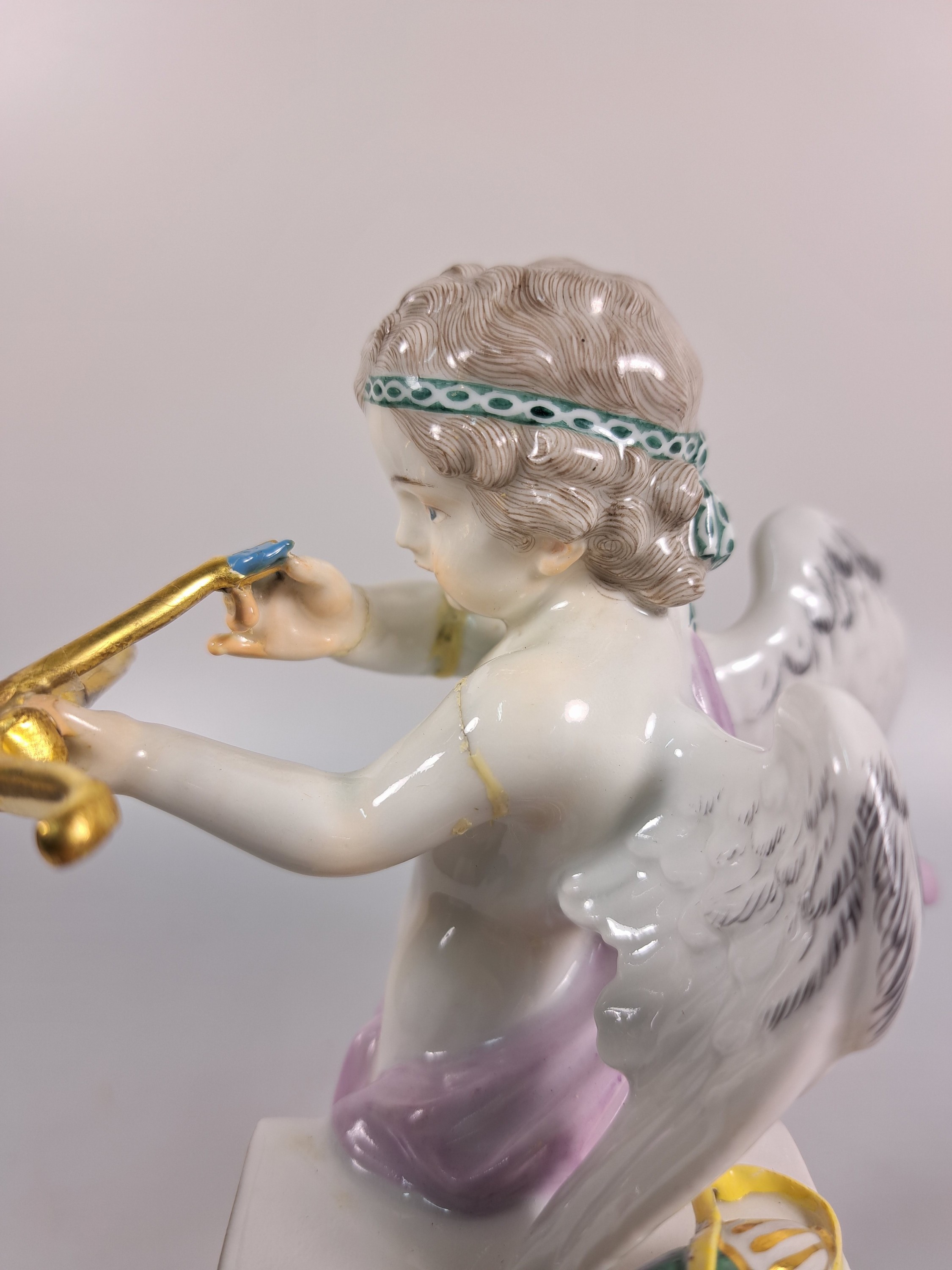 Detail i: Porzellanfigur, Meissen, um 1890, Amor mit Pfeil und Bogen, Entwurf M.V. Acier, Porzellan, bemalt, Goldstaffage, mehrfach geklebt bzw. restauriert, ...