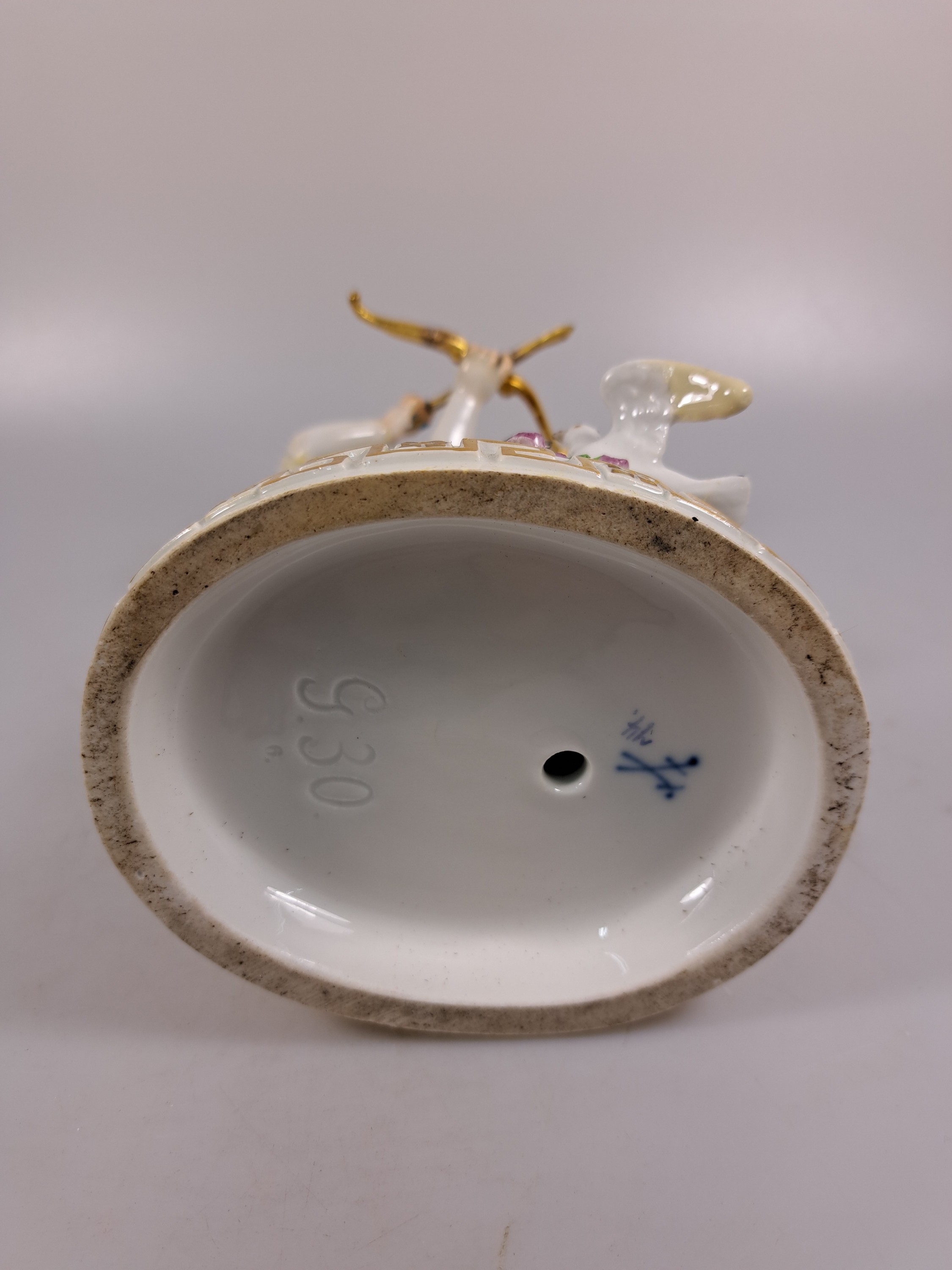 Detail j: Porzellanfigur, Meissen, um 1890, Amor mit Pfeil und Bogen, Entwurf M.V. Acier, Porzellan, bemalt, Goldstaffage, mehrfach geklebt bzw. restauriert, ...