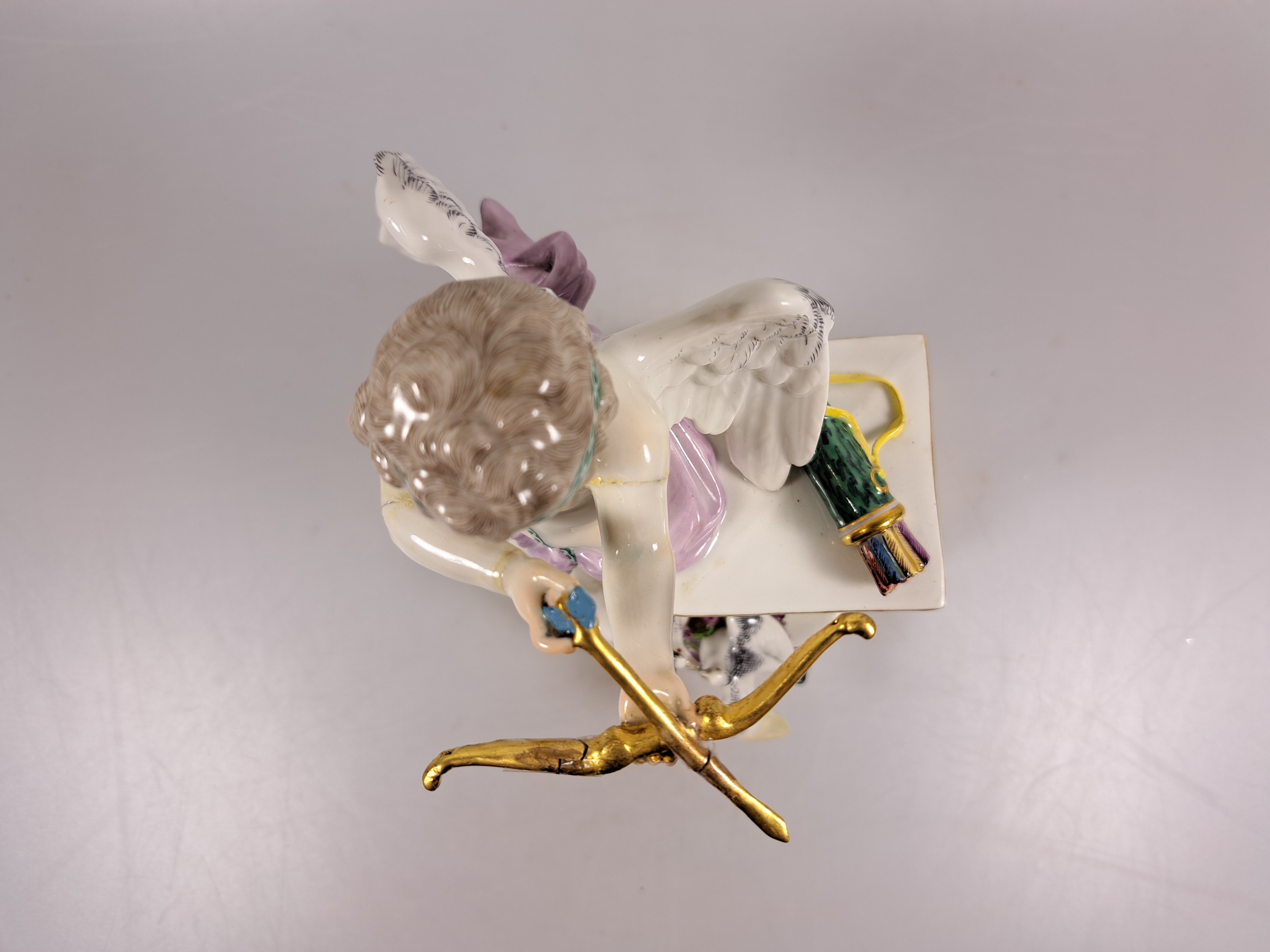 Detail k: Porzellanfigur, Meissen, um 1890, Amor mit Pfeil und Bogen, Entwurf M.V. Acier, Porzellan, bemalt, Goldstaffage, mehrfach geklebt bzw. restauriert, ...