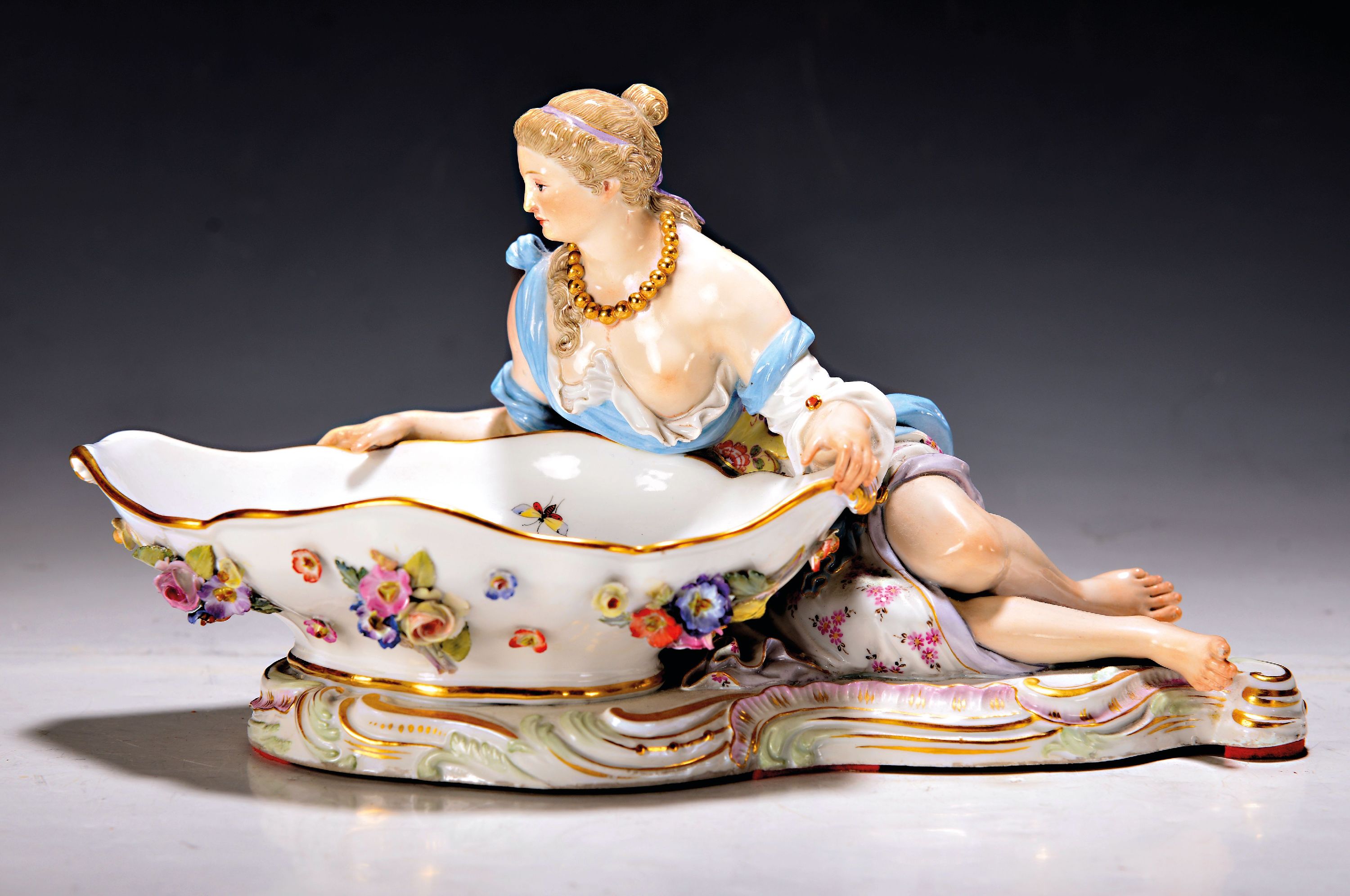 Detail a: Paar Figurenschalen, Meissen, um 1880/90, liegender Kavalier bzw. liegende Dame mit Schale, außen mit applizierten Blüten, innen aufwendige ...