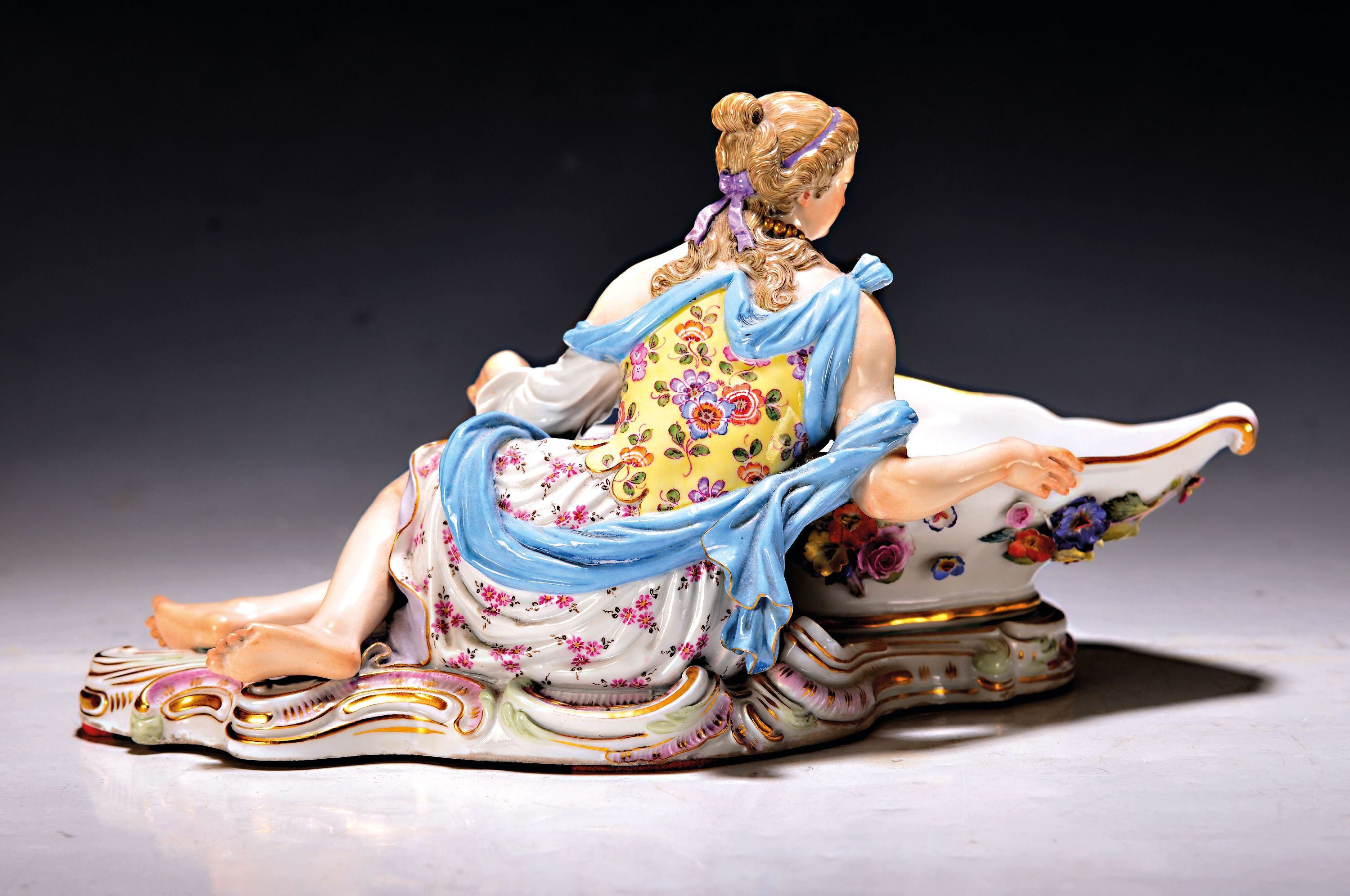Detail b: Paar Figurenschalen, Meissen, um 1880/90, liegender Kavalier bzw. liegende Dame mit Schale, außen mit applizierten Blüten, innen aufwendige ...
