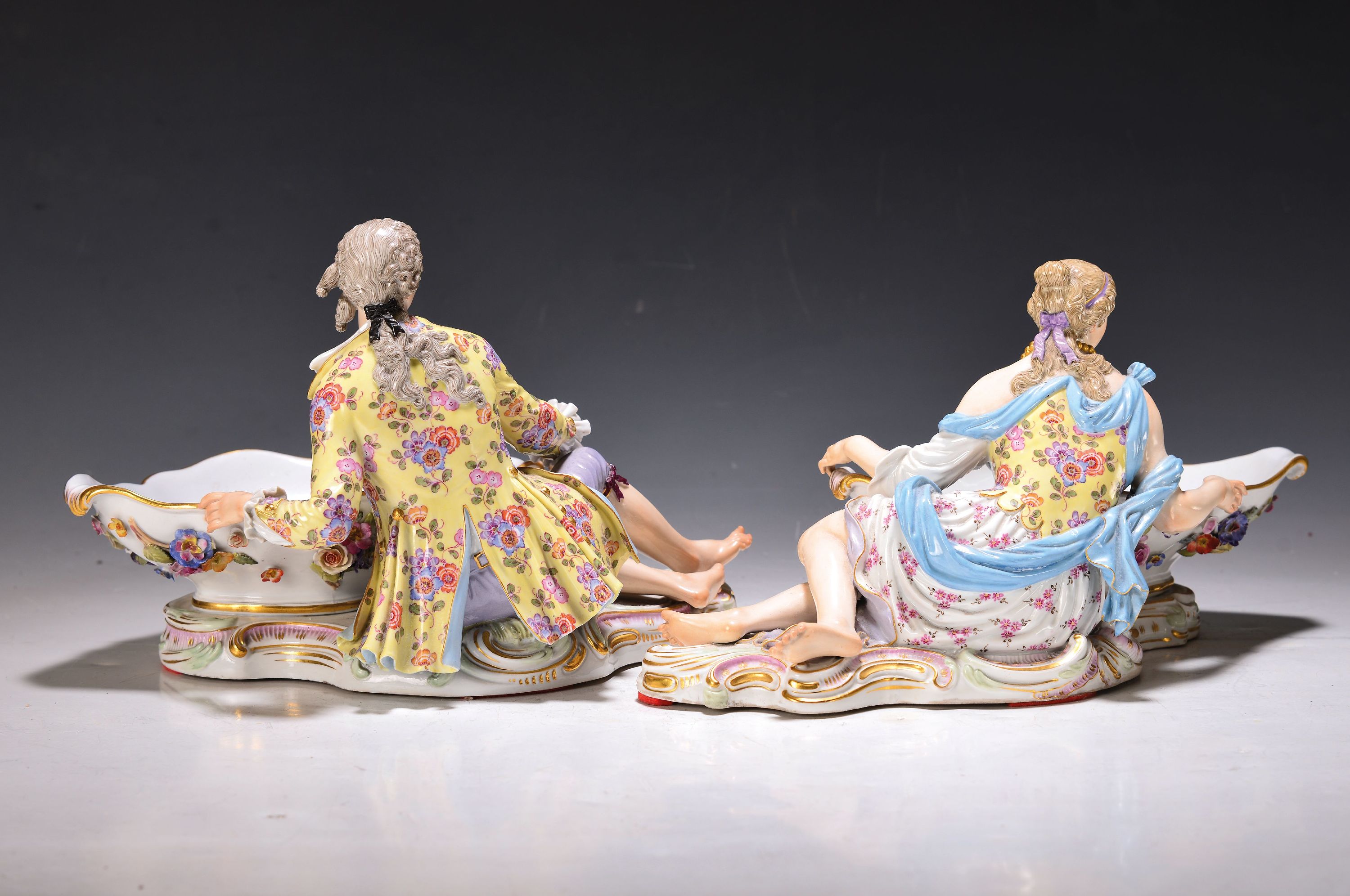 Detail c: Paar Figurenschalen, Meissen, um 1880/90, liegender Kavalier bzw. liegende Dame mit Schale, außen mit applizierten Blüten, innen aufwendige ...