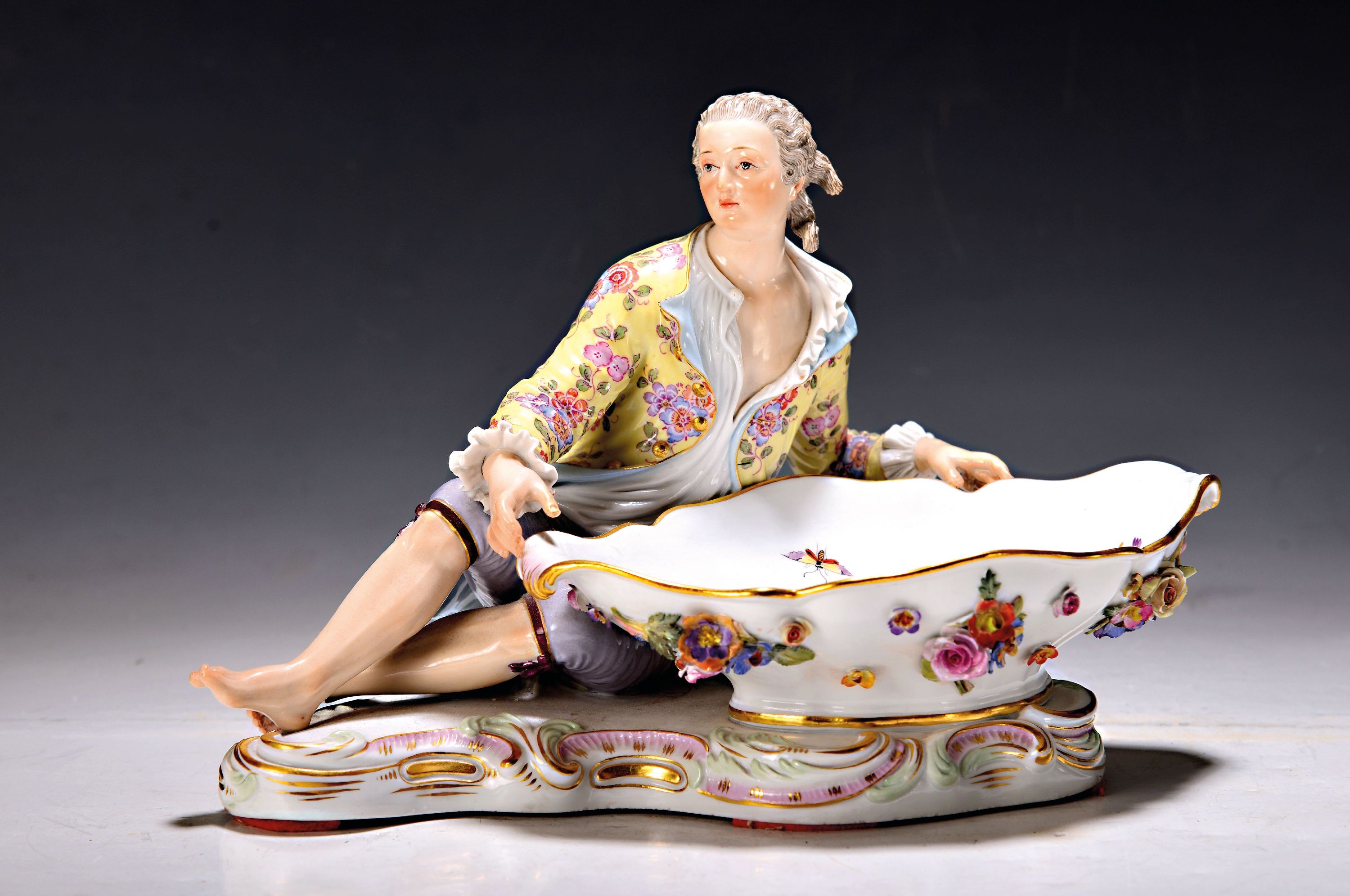 Detail d: Paar Figurenschalen, Meissen, um 1880/90, liegender Kavalier bzw. liegende Dame mit Schale, außen mit applizierten Blüten, innen aufwendige ...