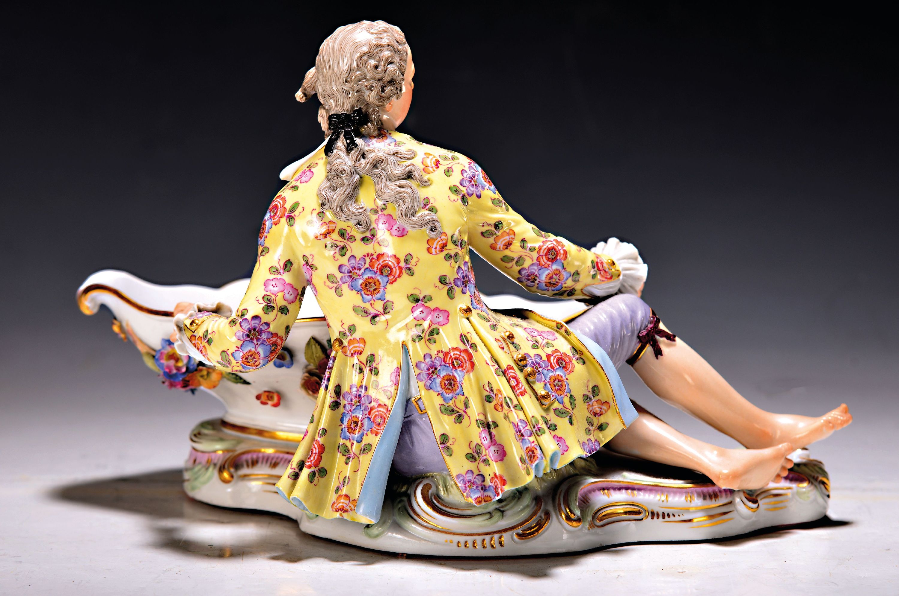 Detail e: Paar Figurenschalen, Meissen, um 1880/90, liegender Kavalier bzw. liegende Dame mit Schale, außen mit applizierten Blüten, innen aufwendige ...