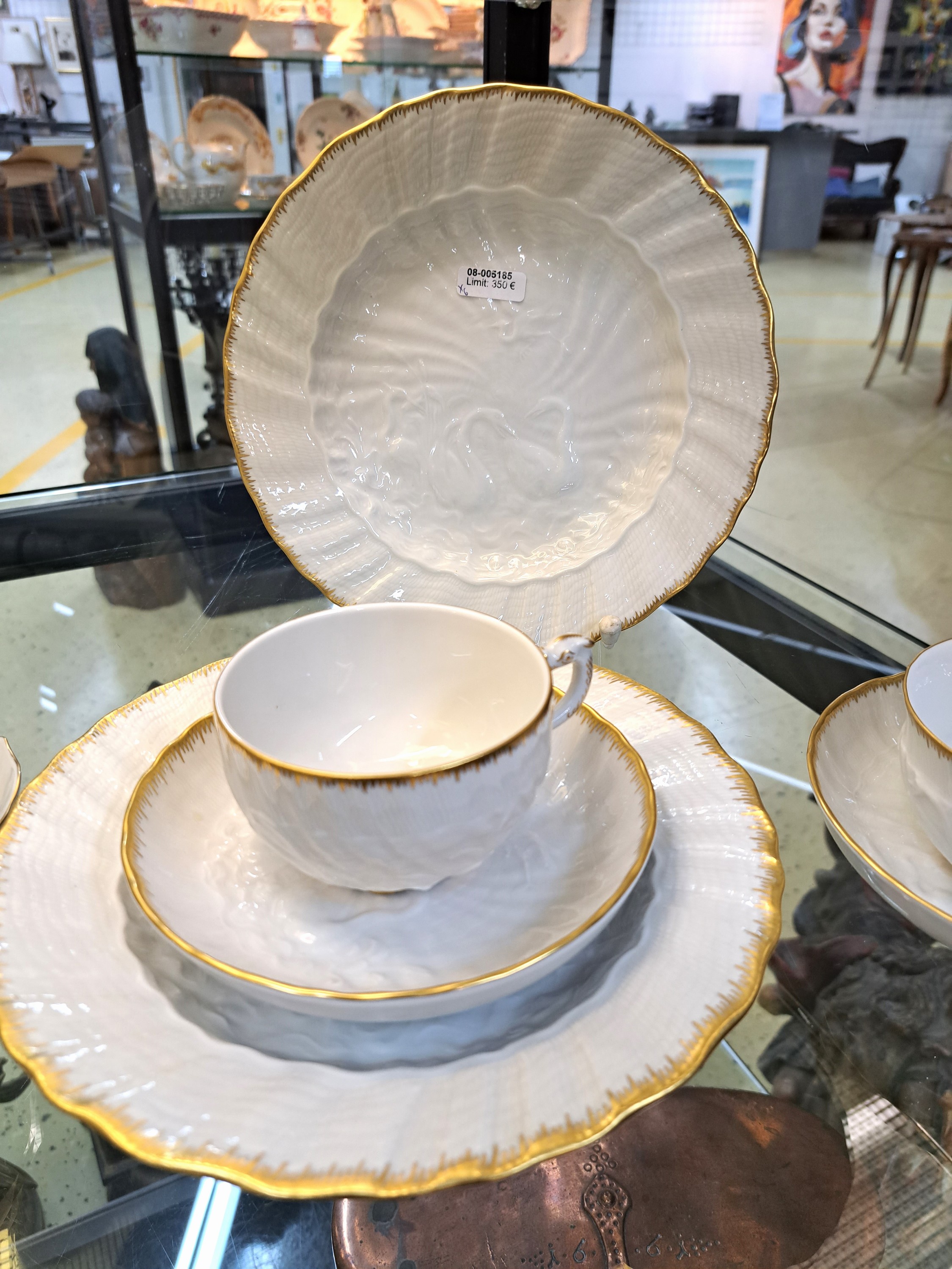 Detail a: Zwei Gedecke, Meissen, Schwanenservice, 2. Hälfte 20. Jh., zwei unterschiedliche Tassen mit Untertassen und Dessertteller, Goldstaffage, Teller D. ...