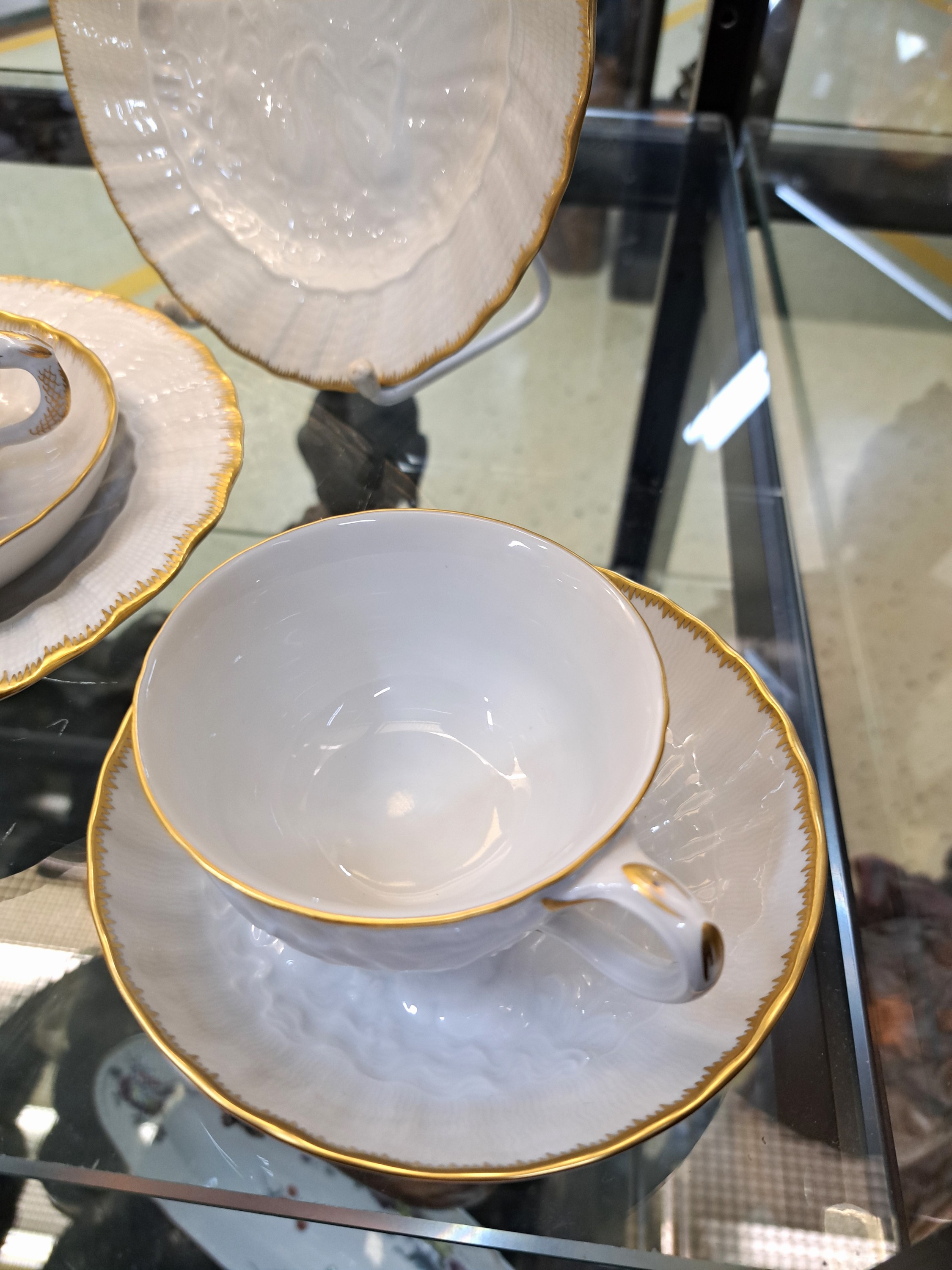 Detail b: Zwei Gedecke, Meissen, Schwanenservice, 2. Hälfte 20. Jh., zwei unterschiedliche Tassen mit Untertassen und Dessertteller, Goldstaffage, Teller D. ...