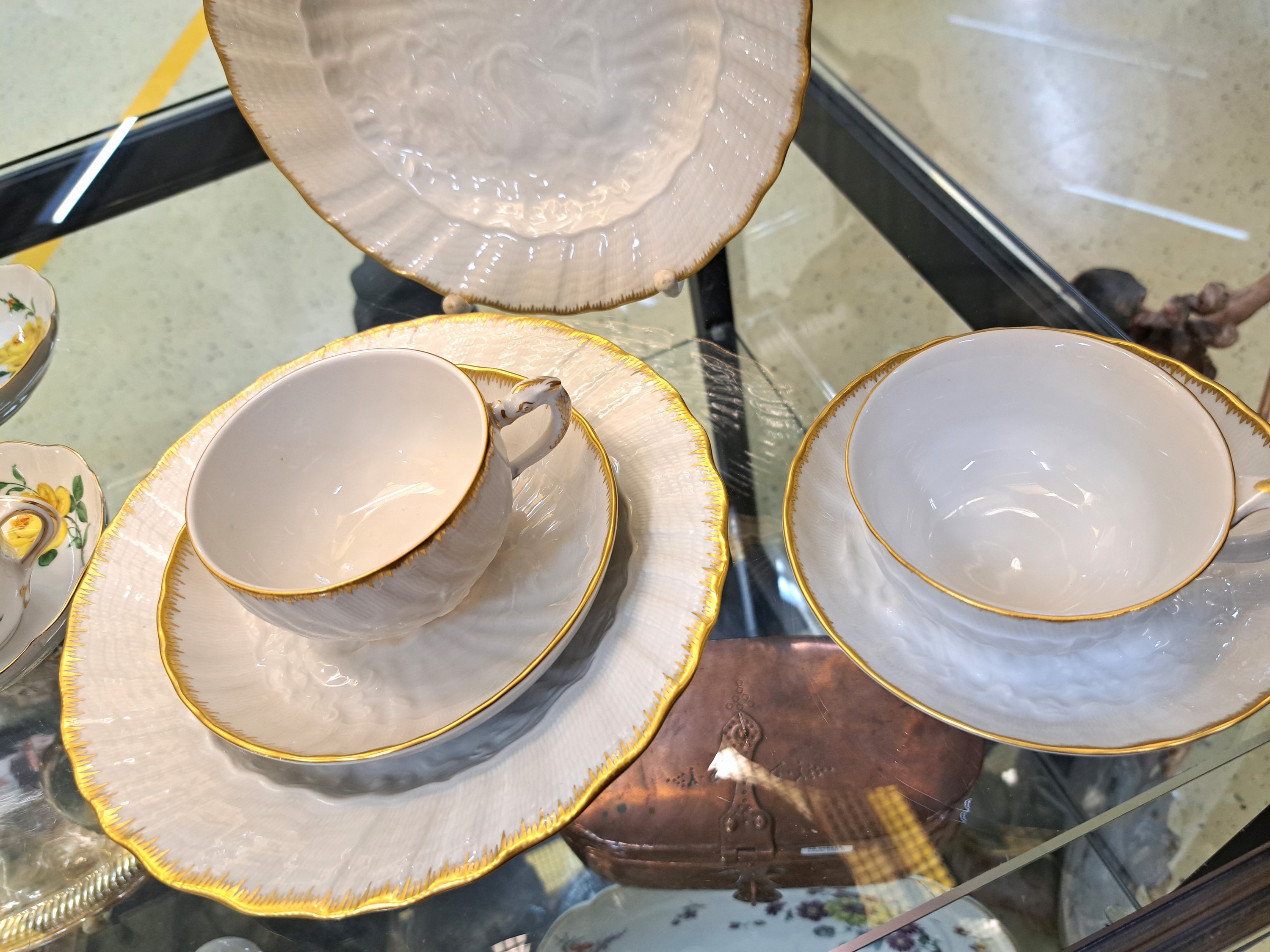 Detail c: Zwei Gedecke, Meissen, Schwanenservice, 2. Hälfte 20. Jh., zwei unterschiedliche Tassen mit Untertassen und Dessertteller, Goldstaffage, Teller D. ...