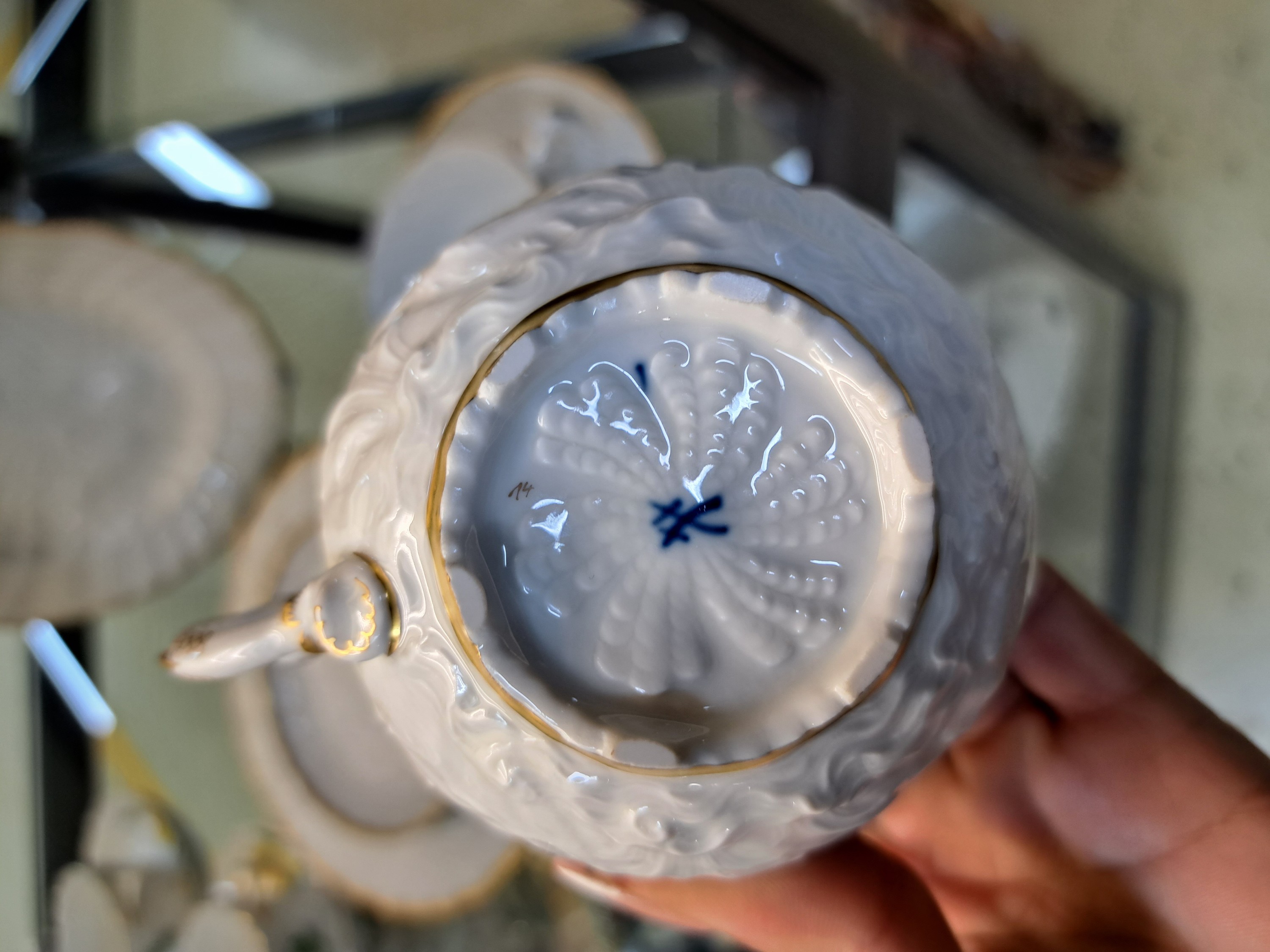 Detail e: Zwei Gedecke, Meissen, Schwanenservice, 2. Hälfte 20. Jh., zwei unterschiedliche Tassen mit Untertassen und Dessertteller, Goldstaffage, Teller D. ...