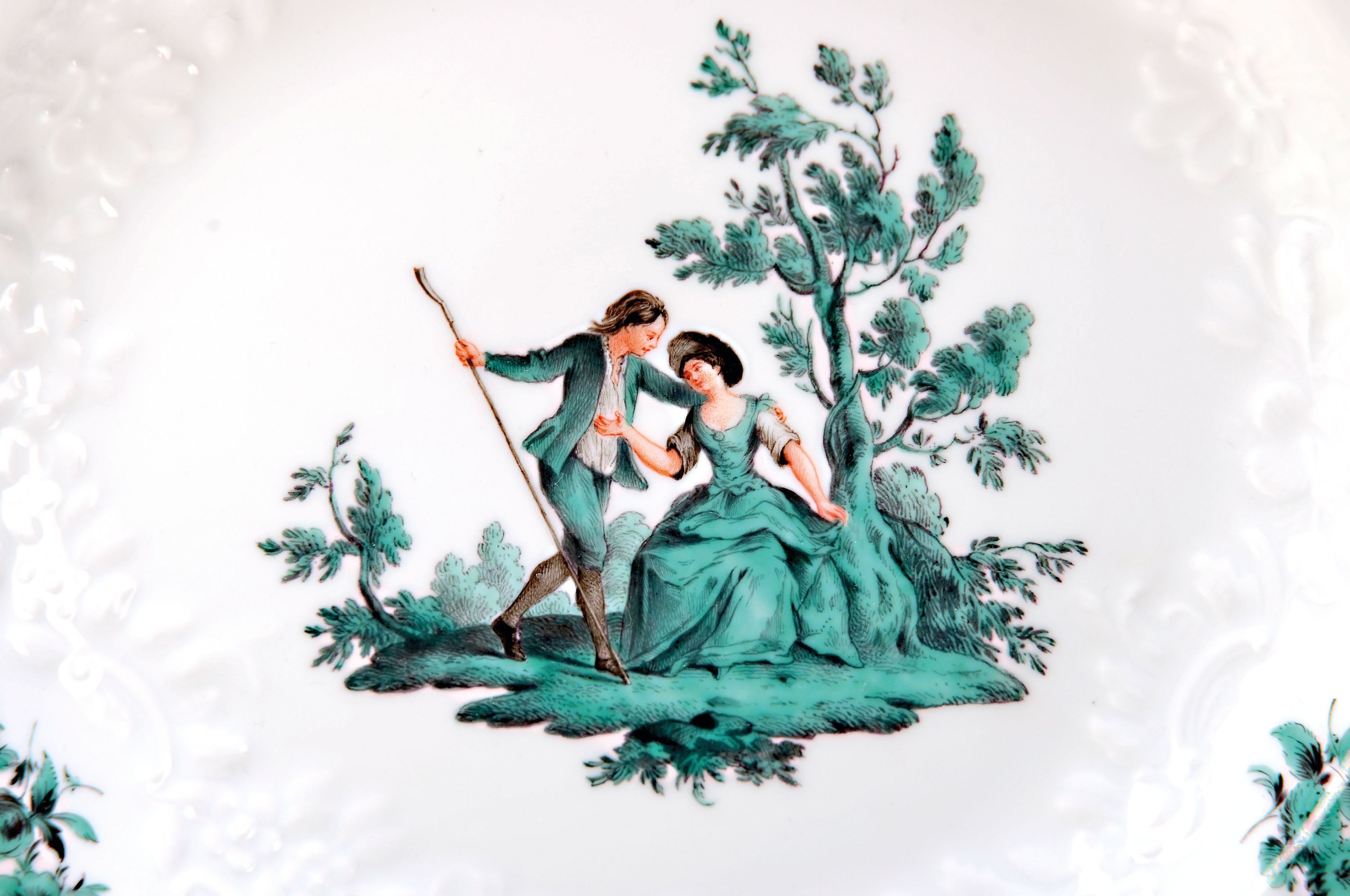 Detail a: Paar Teller, Meissen, 1924-33, Form Marseille, Figurenmalerei nach Watteau mit Blumen, Kupfergrün, Goldzahnkante und Goldblumenranke, Goldschleifen, ...