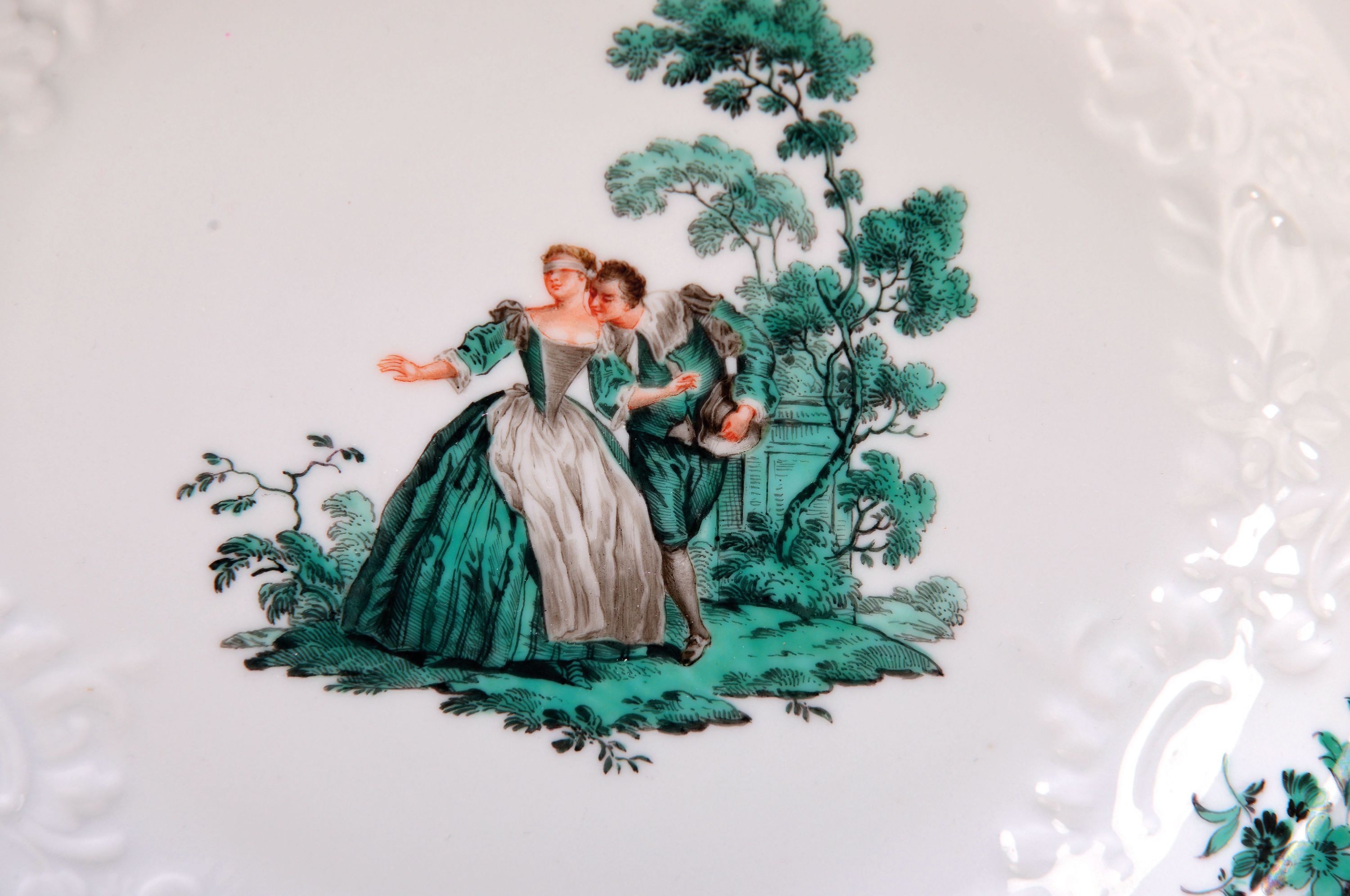 Detail b: Paar Teller, Meissen, 1924-33, Form Marseille, Figurenmalerei nach Watteau mit Blumen, Kupfergrün, Goldzahnkante und Goldblumenranke, Goldschleifen, ...