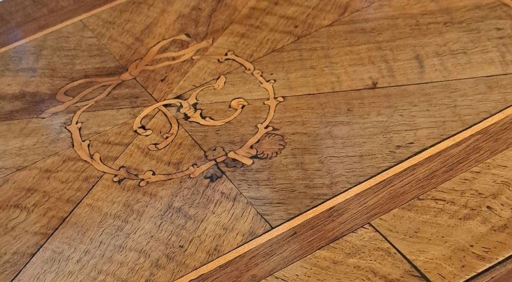 Detail b: Deckelschatulle, um 1800, Nußbaum- und Mahagonifurnier, im Deckel intarsiertes Monogramm TC, innen mit Tapete ausgeschlagen und mit drei kleinen ...