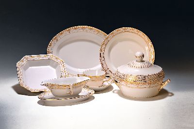 Image 26968906 - Speiseservice für 6 Personen, KPM Berlin, Modell Kurland, mit feinem Golddekor auf ...