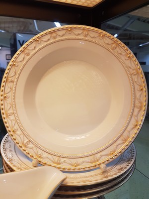 26968906d - Speiseservice für 6 Personen, KPM Berlin, Modell Kurland, mit feinem Golddekor auf ...