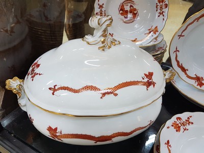 26968909h - Speiseservice, Meissen, 20. Jh., 1. Wahl, Dekor roter Hofdrache goldschattiert, 11 ...