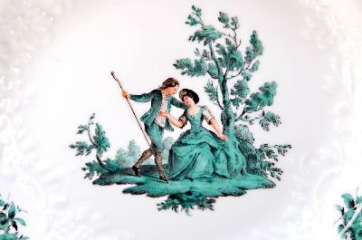 26968934a - Paar Teller, Meissen, 1924-33, Form Marseille, Figurenmalerei nach Watteau mit Blumen, ...