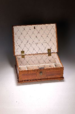 26968953a - Deckelschatulle, um 1800, Nußbaum- und Mahagonifurnier, im Deckel intarsiertes ...