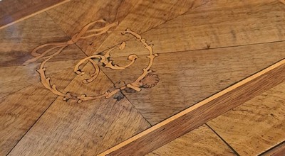 26968953b - Deckelschatulle, um 1800, Nußbaum- und Mahagonifurnier, im Deckel intarsiertes ...