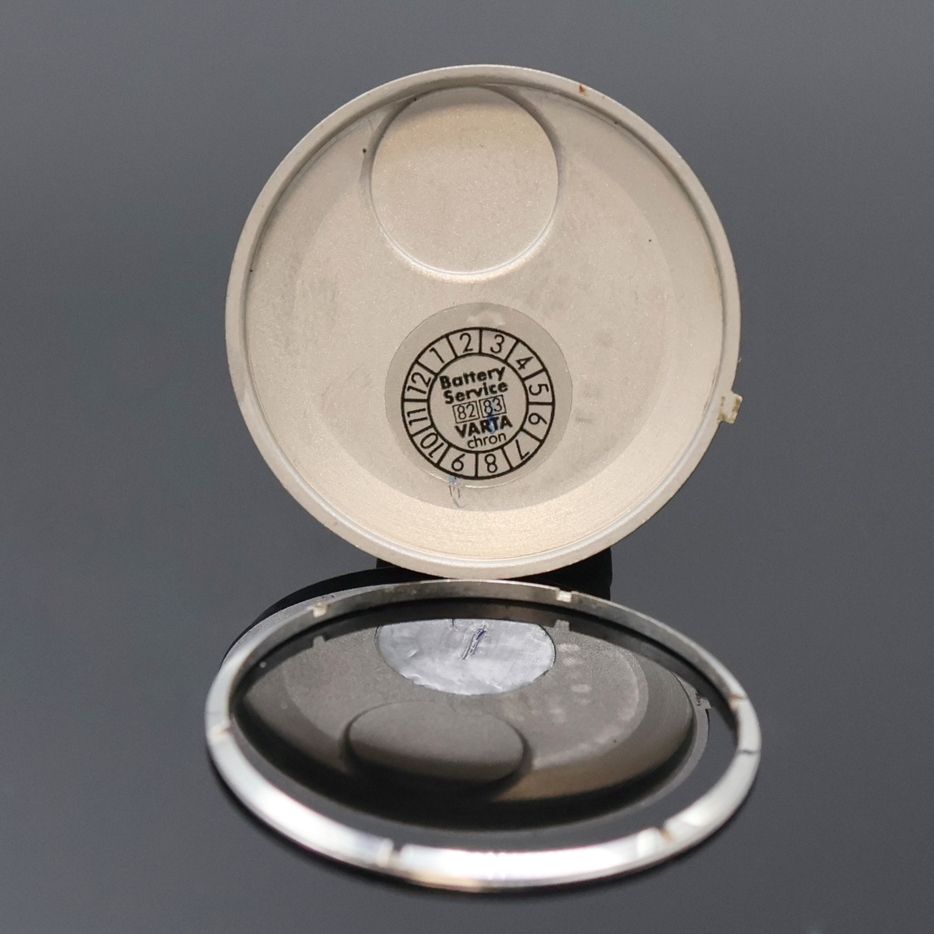 Detail e: JUNGHANS Herrenarmbanduhr Electronic DATO- CHRON, Deutschland um 1970, Metall hartverg., an Elasto-Fixo Band, Zentralsek., Edelstahlboden verschr., ...