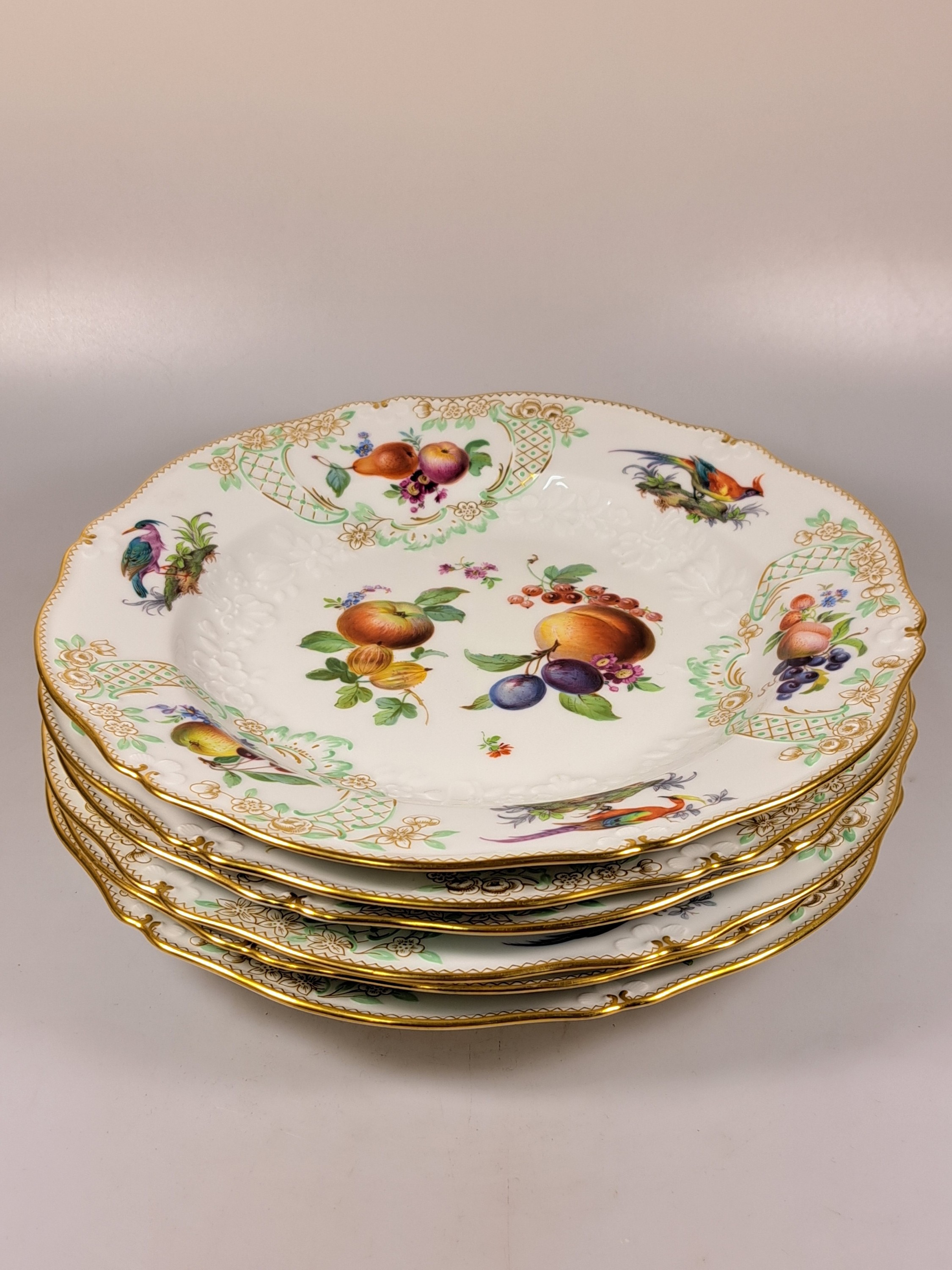 Detail a: 6 flache Teller, Meissen, um 1924-34, Pfeifferzeit, 1. Wahl, Porzellan, reliefiert und fein bunt bemalt mit mehreren Obstbuketts und Vögel, auf dem ...