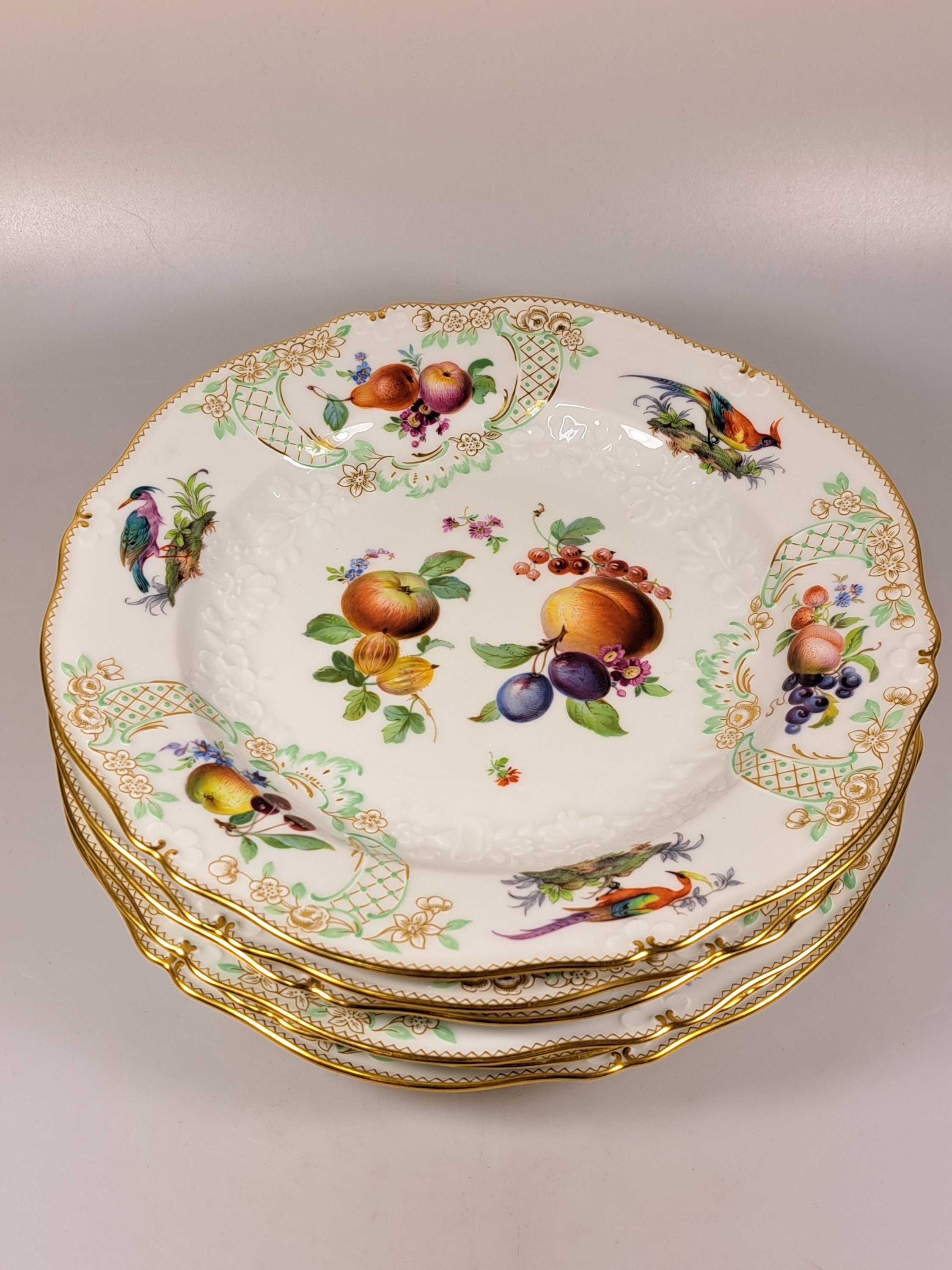 Detail b: 6 flache Teller, Meissen, um 1924-34, Pfeifferzeit, 1. Wahl, Porzellan, reliefiert und fein bunt bemalt mit mehreren Obstbuketts und Vögel, auf dem ...