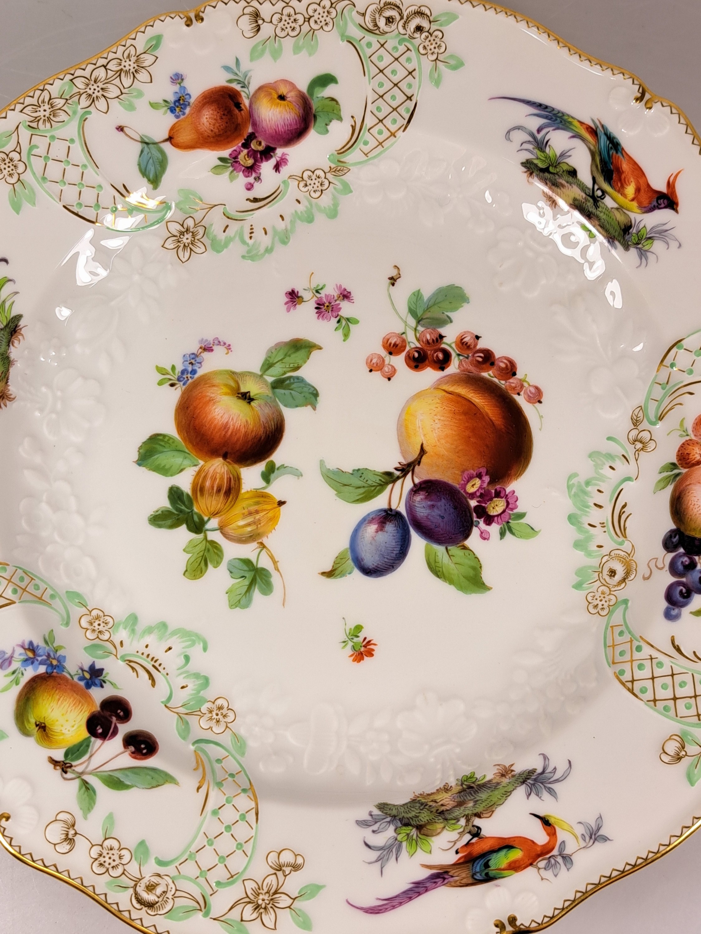 Detail c: 6 flache Teller, Meissen, um 1924-34, Pfeifferzeit, 1. Wahl, Porzellan, reliefiert und fein bunt bemalt mit mehreren Obstbuketts und Vögel, auf dem ...