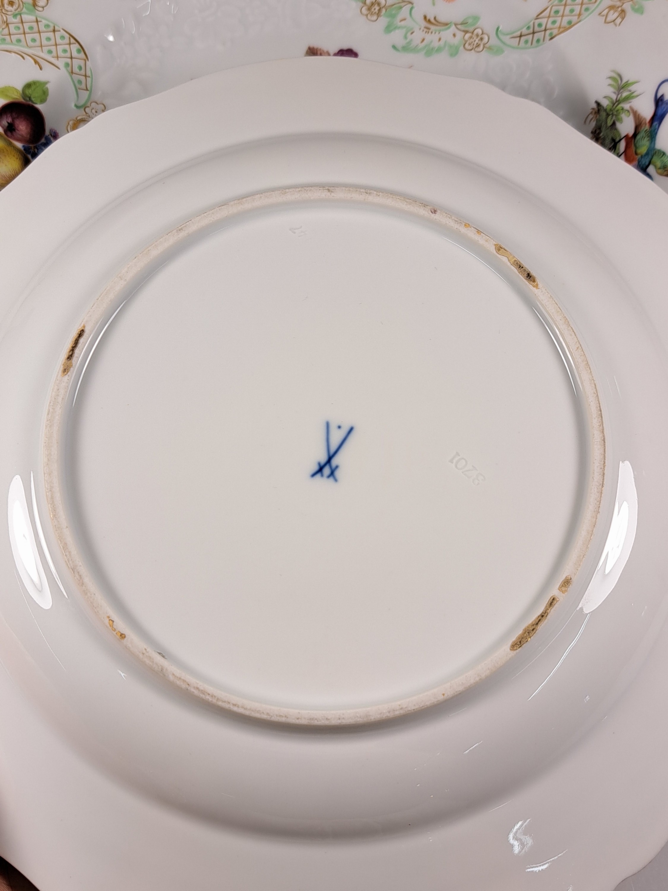 Detail d: 6 flache Teller, Meissen, um 1924-34, Pfeifferzeit, 1. Wahl, Porzellan, reliefiert und fein bunt bemalt mit mehreren Obstbuketts und Vögel, auf dem ...