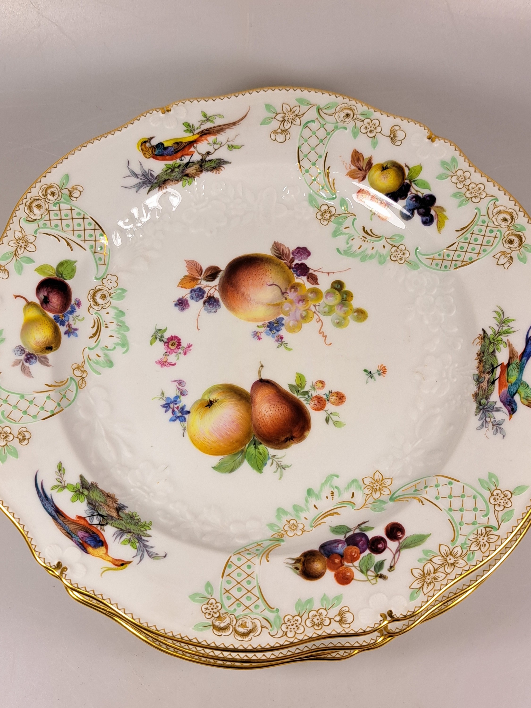 Detail e: 6 flache Teller, Meissen, um 1924-34, Pfeifferzeit, 1. Wahl, Porzellan, reliefiert und fein bunt bemalt mit mehreren Obstbuketts und Vögel, auf dem ...