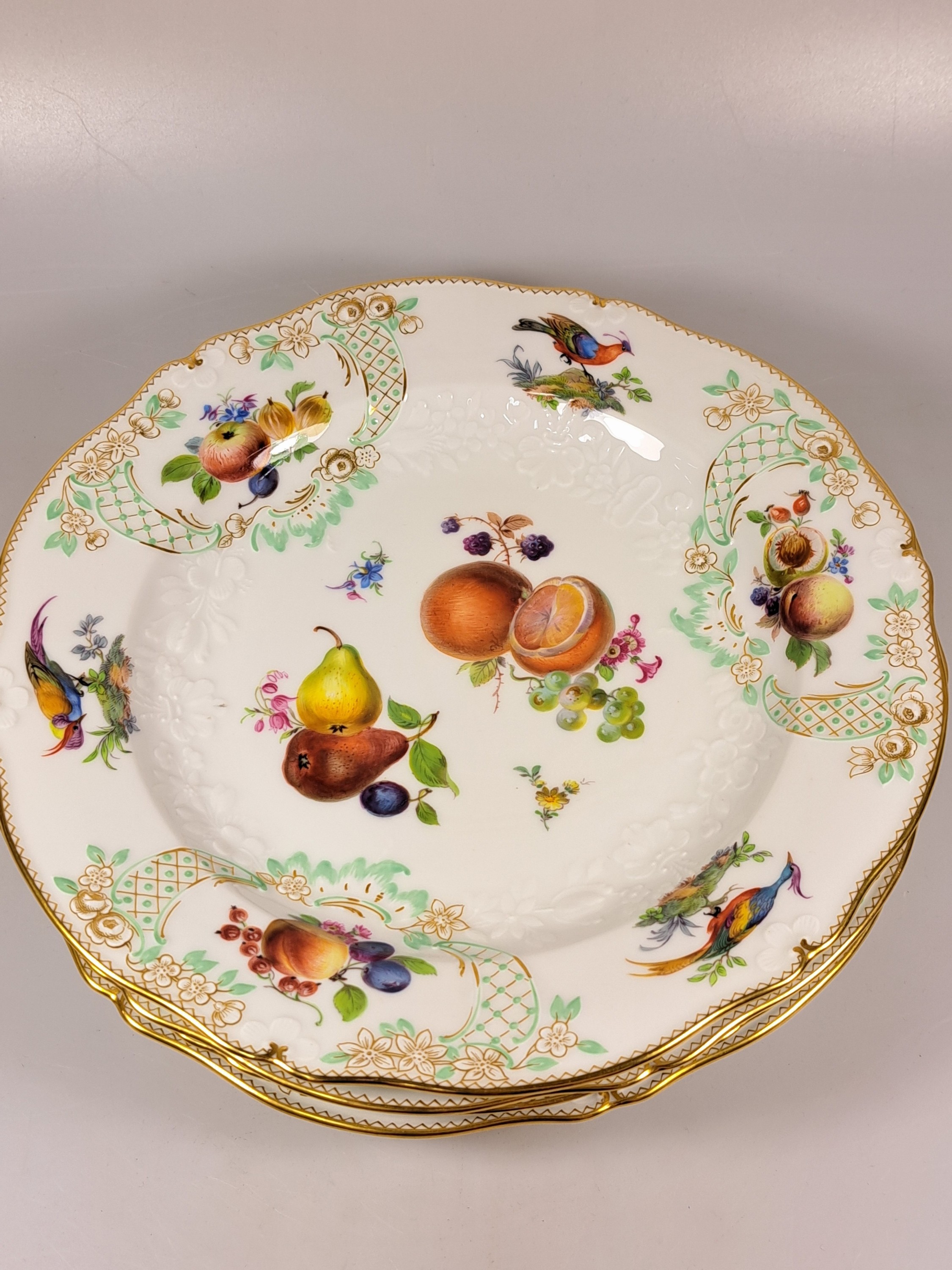 Detail f: 6 flache Teller, Meissen, um 1924-34, Pfeifferzeit, 1. Wahl, Porzellan, reliefiert und fein bunt bemalt mit mehreren Obstbuketts und Vögel, auf dem ...