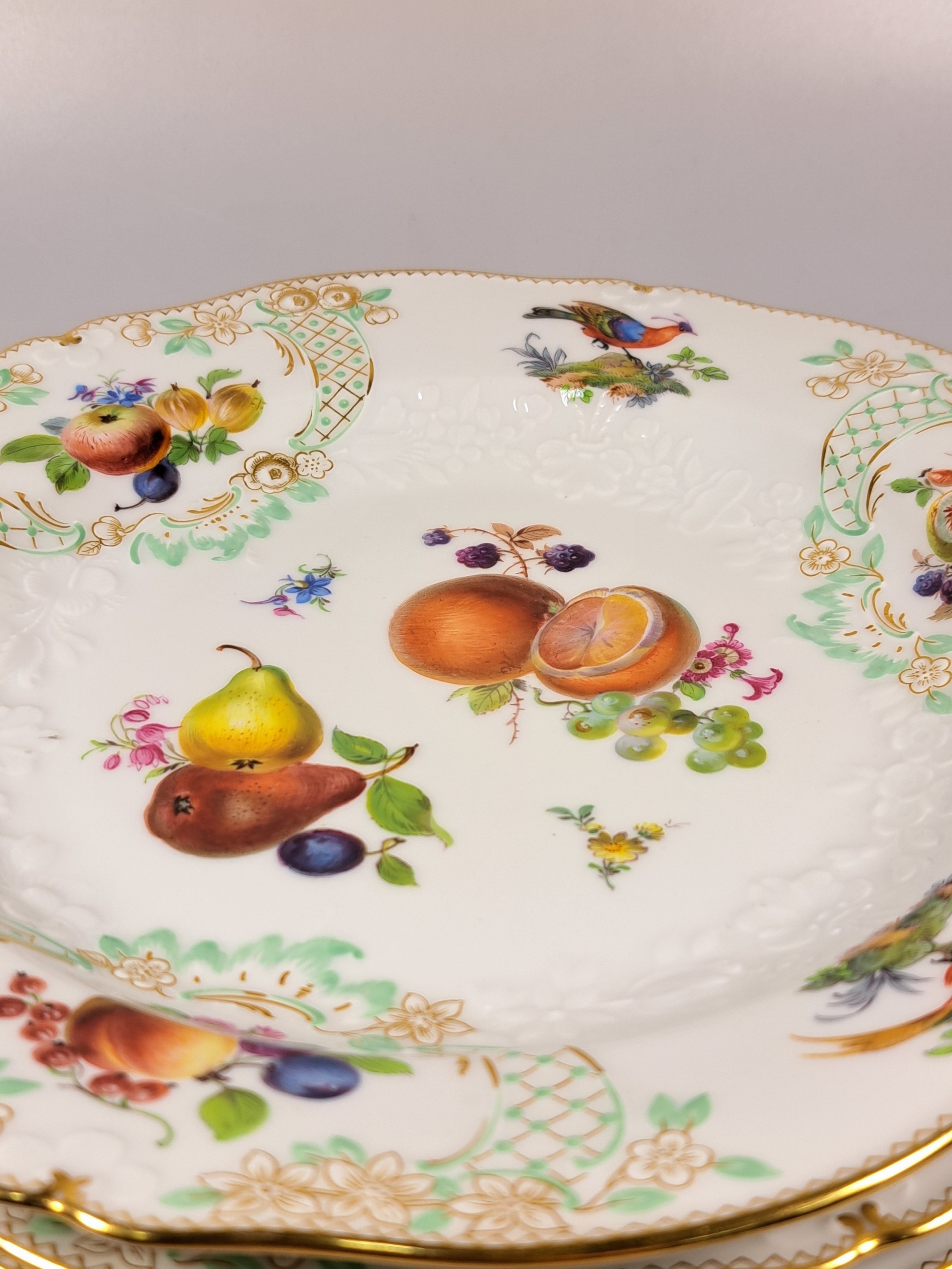 Detail g: 6 flache Teller, Meissen, um 1924-34, Pfeifferzeit, 1. Wahl, Porzellan, reliefiert und fein bunt bemalt mit mehreren Obstbuketts und Vögel, auf dem ...