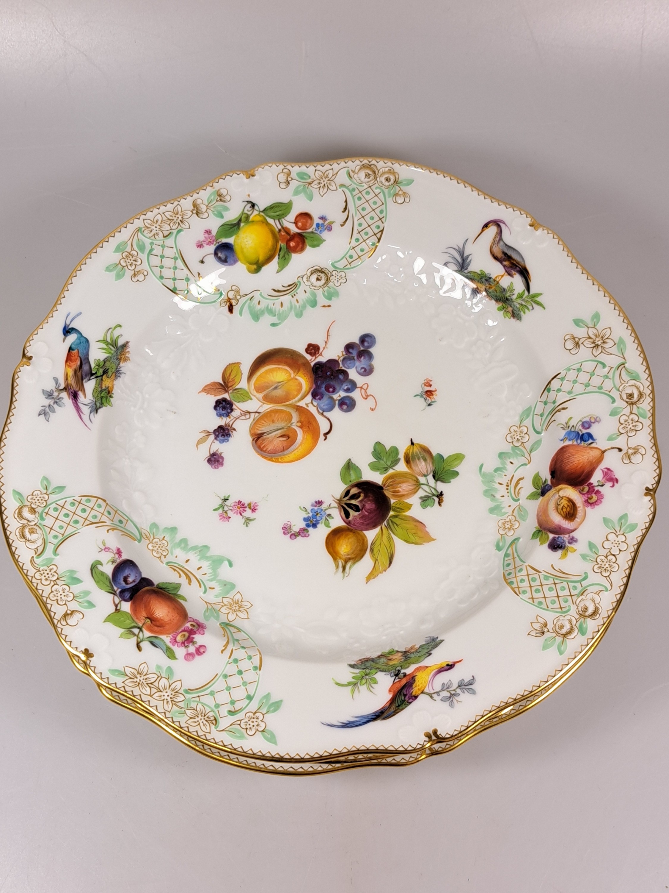 Detail h: 6 flache Teller, Meissen, um 1924-34, Pfeifferzeit, 1. Wahl, Porzellan, reliefiert und fein bunt bemalt mit mehreren Obstbuketts und Vögel, auf dem ...