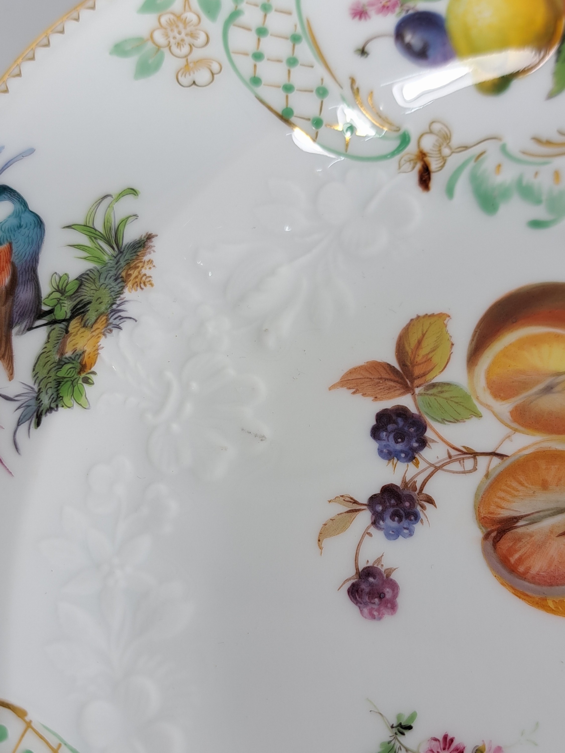 Detail i: 6 flache Teller, Meissen, um 1924-34, Pfeifferzeit, 1. Wahl, Porzellan, reliefiert und fein bunt bemalt mit mehreren Obstbuketts und Vögel, auf dem ...