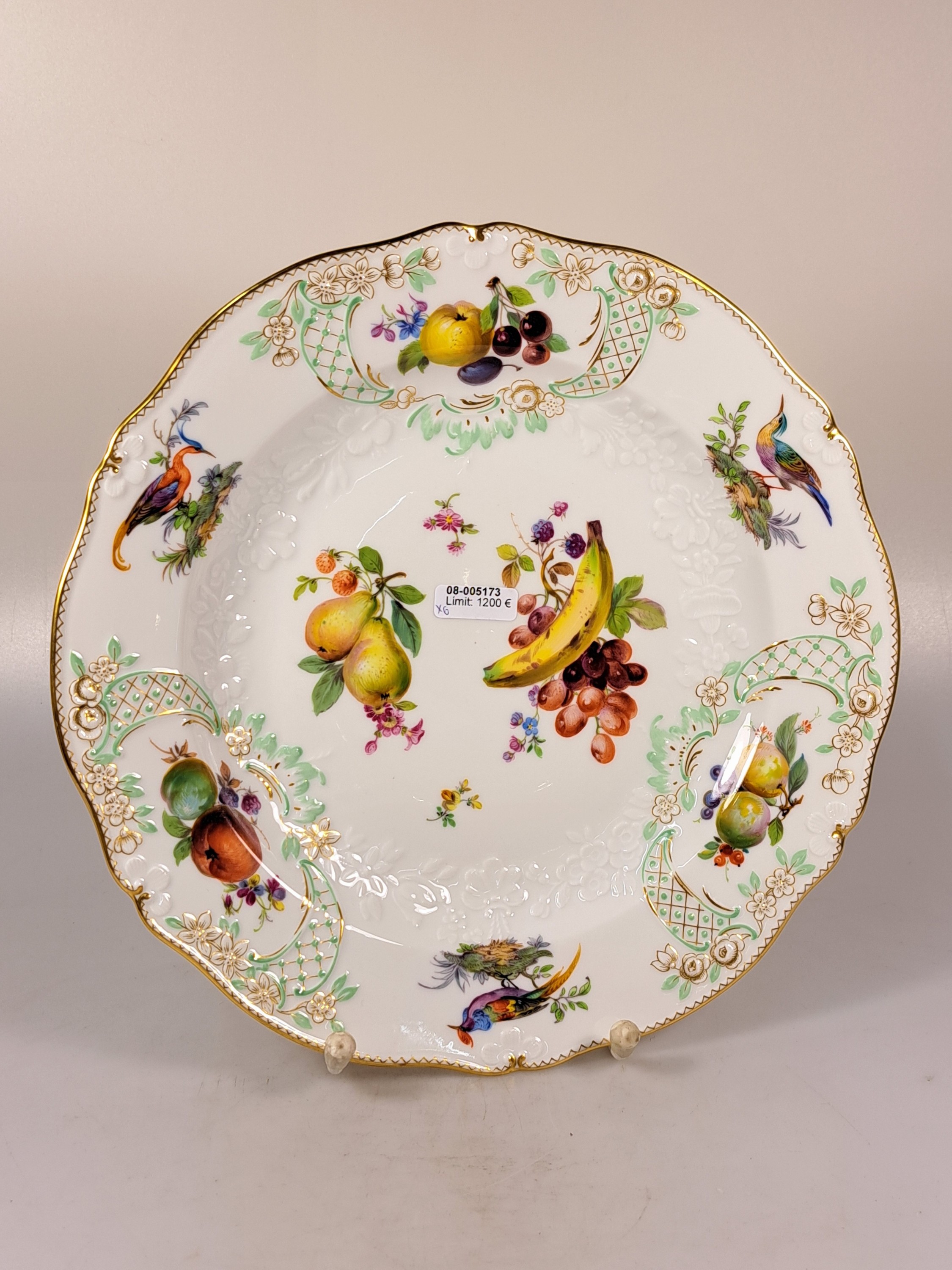 Detail j: 6 flache Teller, Meissen, um 1924-34, Pfeifferzeit, 1. Wahl, Porzellan, reliefiert und fein bunt bemalt mit mehreren Obstbuketts und Vögel, auf dem ...