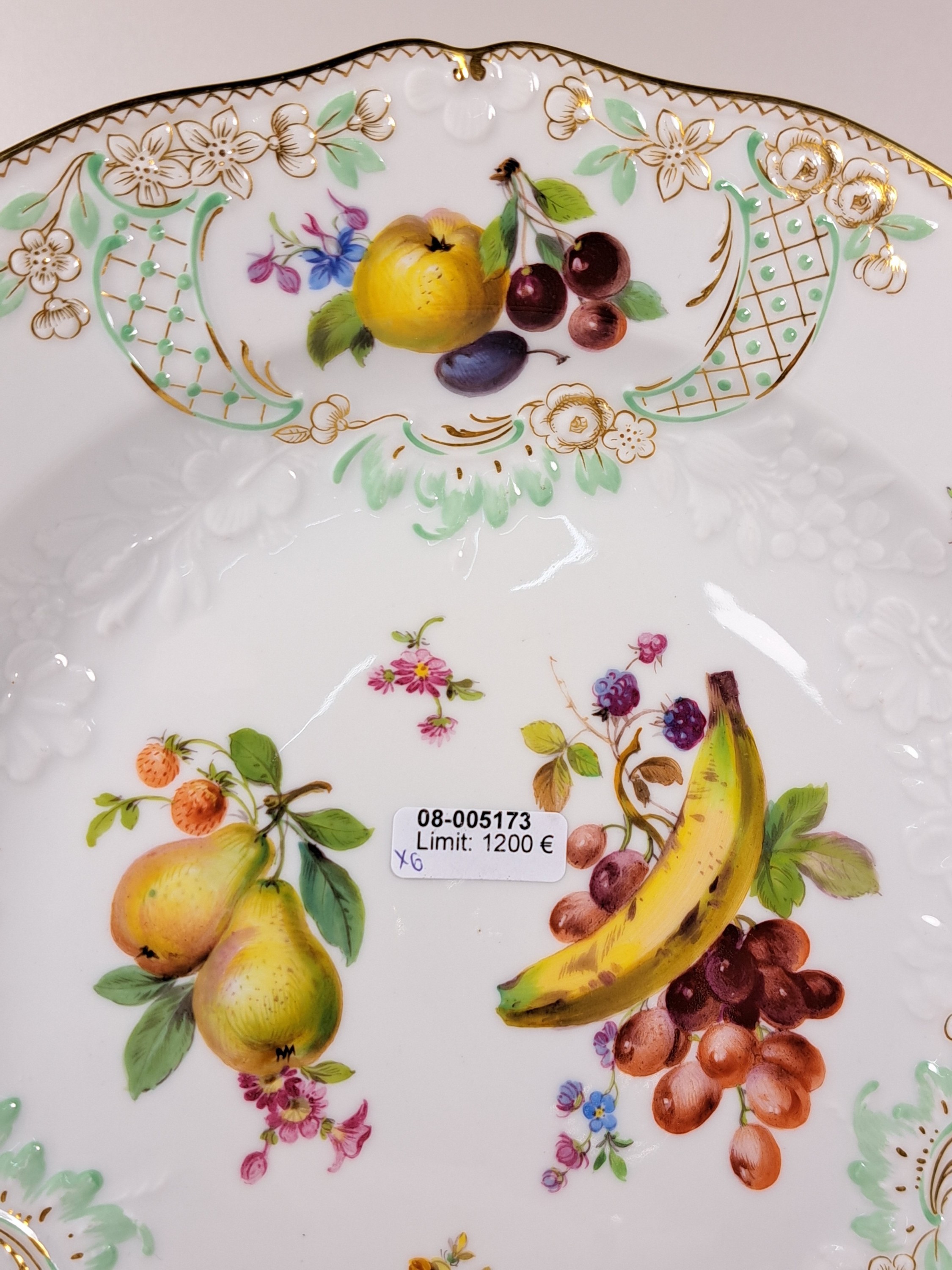 Detail k: 6 flache Teller, Meissen, um 1924-34, Pfeifferzeit, 1. Wahl, Porzellan, reliefiert und fein bunt bemalt mit mehreren Obstbuketts und Vögel, auf dem ...