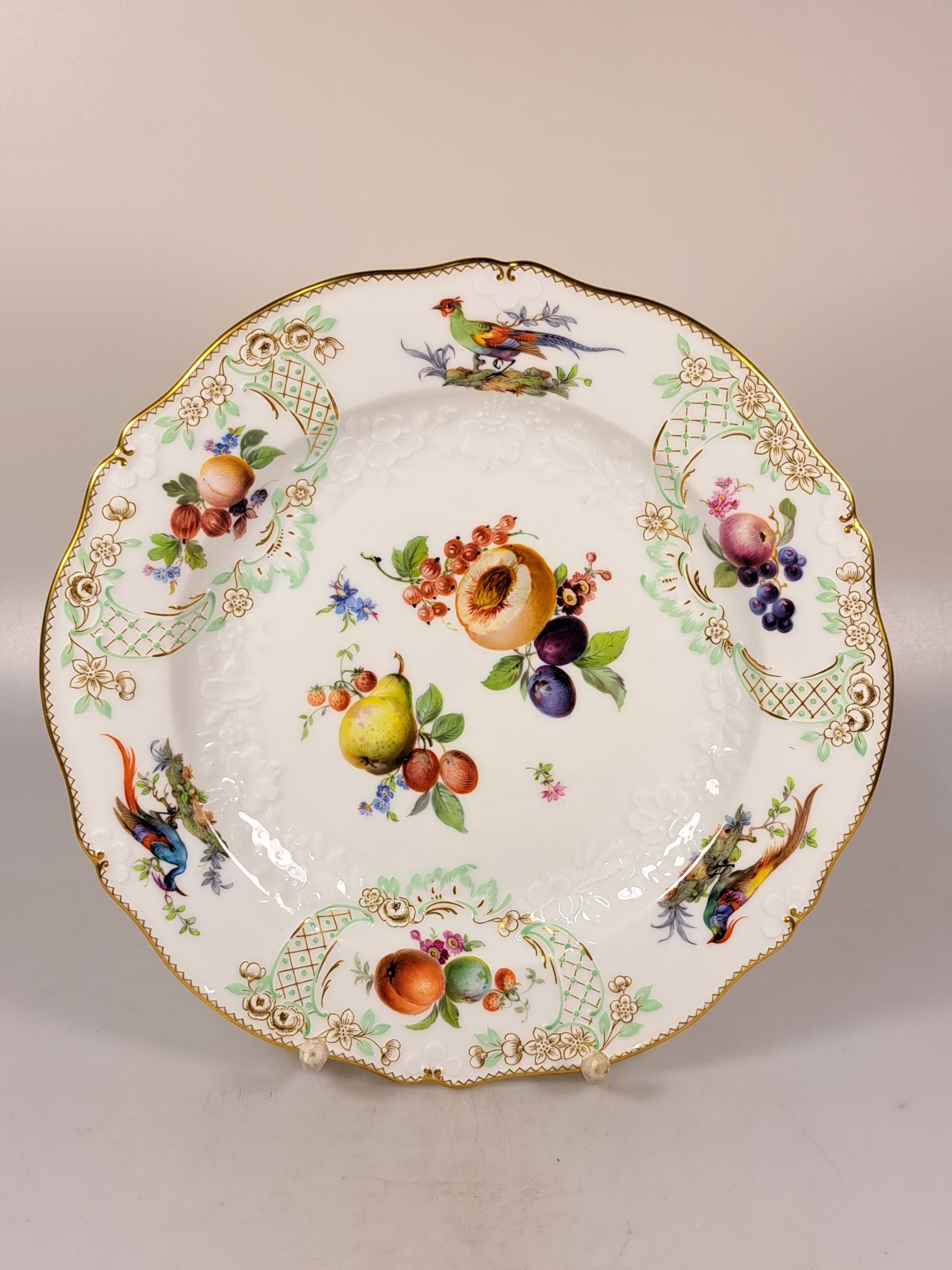 Detail l: 6 flache Teller, Meissen, um 1924-34, Pfeifferzeit, 1. Wahl, Porzellan, reliefiert und fein bunt bemalt mit mehreren Obstbuketts und Vögel, auf dem ...