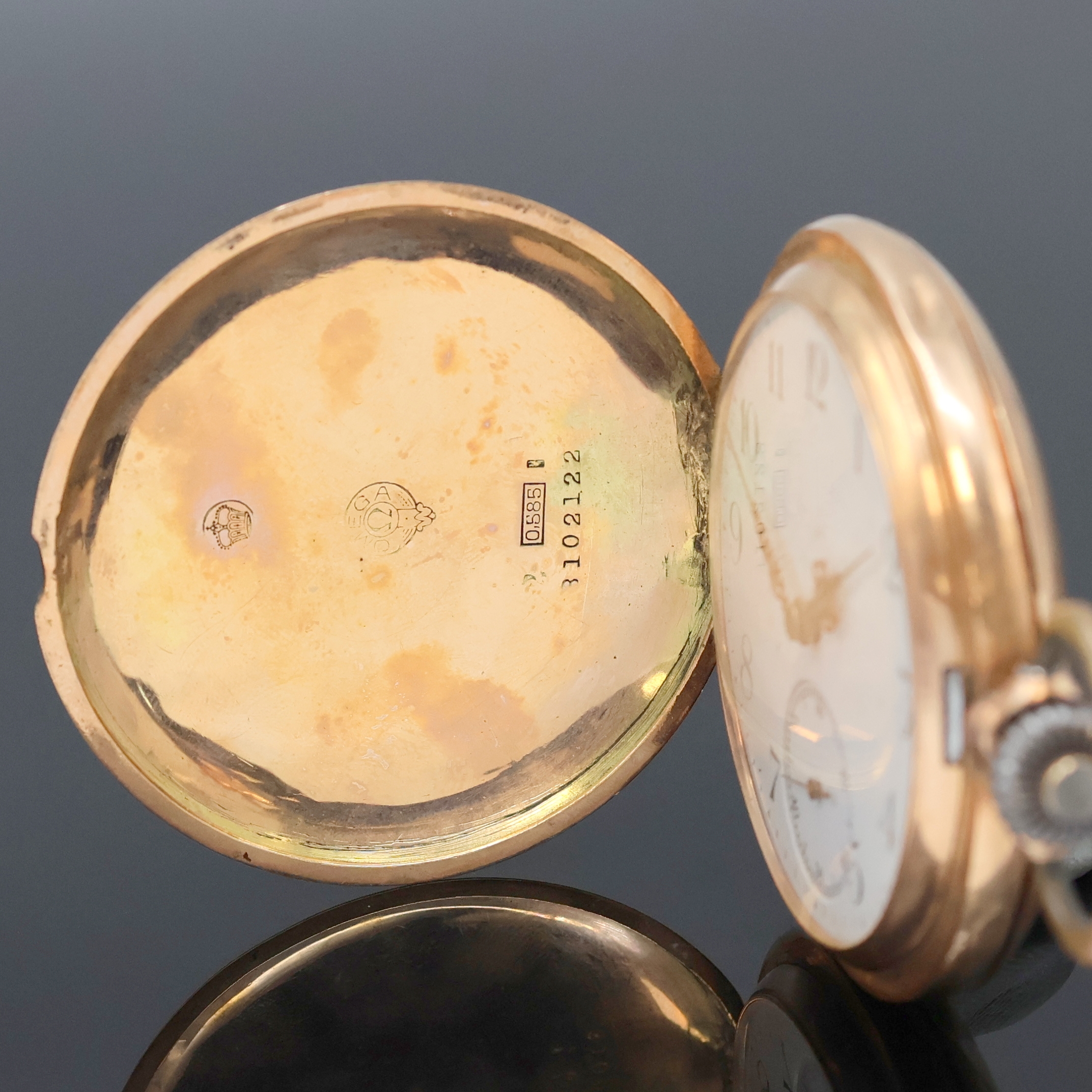 Detail a: OMEGA Savonette in RoseG 585/000, Schweiz um 1900, 3-Deckel Goldgeh. altersbed. stark ber./dell./Reparatur-Spuren, beide Schalen guill., Sprungdeckel ...