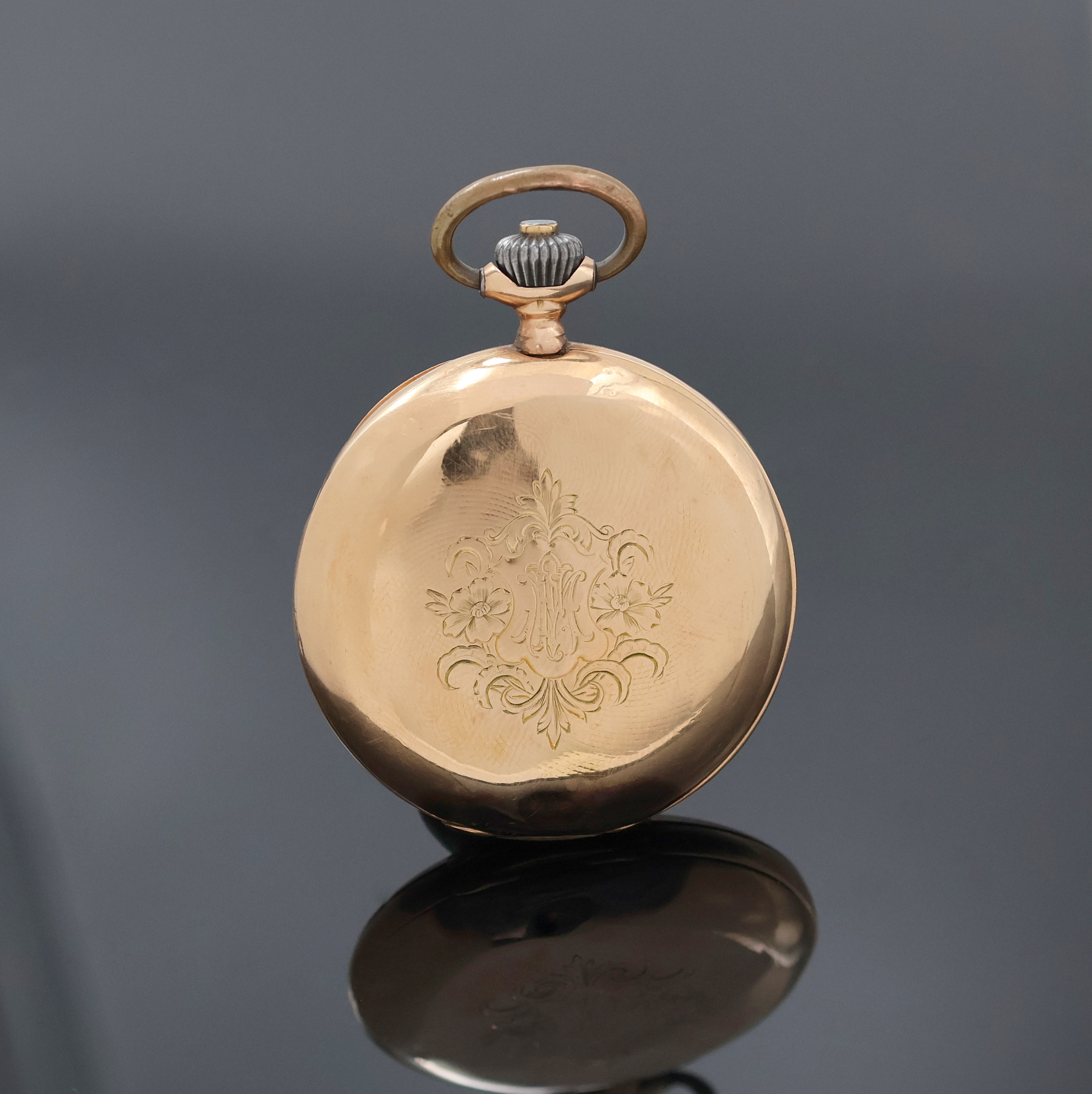Detail b: OMEGA Savonette in RoseG 585/000, Schweiz um 1900, 3-Deckel Goldgeh. altersbed. stark ber./dell./Reparatur-Spuren, beide Schalen guill., Sprungdeckel ...