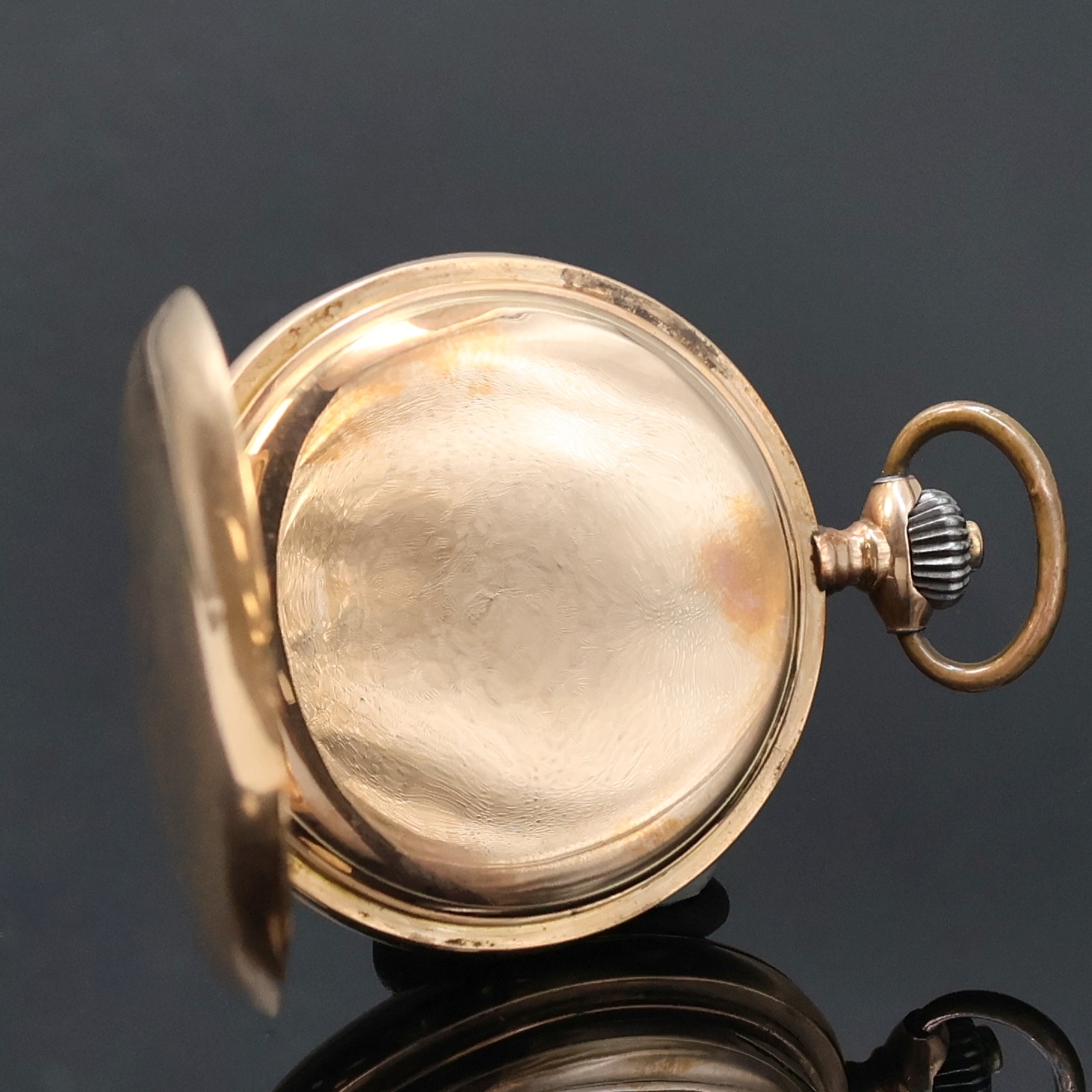 Detail d: OMEGA Savonette in RoseG 585/000, Schweiz um 1900, 3-Deckel Goldgeh. altersbed. stark ber./dell./Reparatur-Spuren, beide Schalen guill., Sprungdeckel ...
