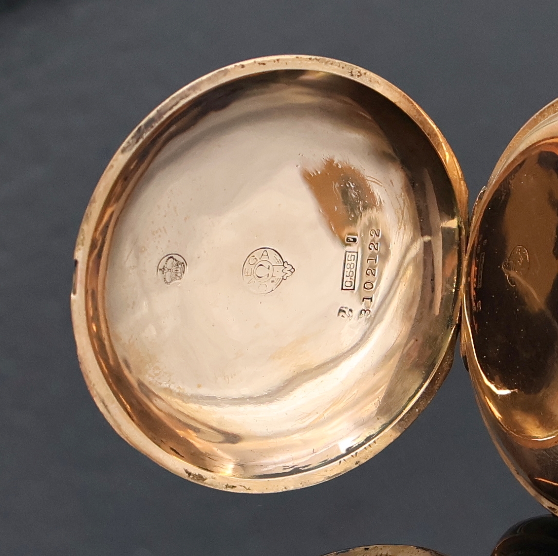 Detail e: OMEGA Savonette in RoseG 585/000, Schweiz um 1900, 3-Deckel Goldgeh. altersbed. stark ber./dell./Reparatur-Spuren, beide Schalen guill., Sprungdeckel ...