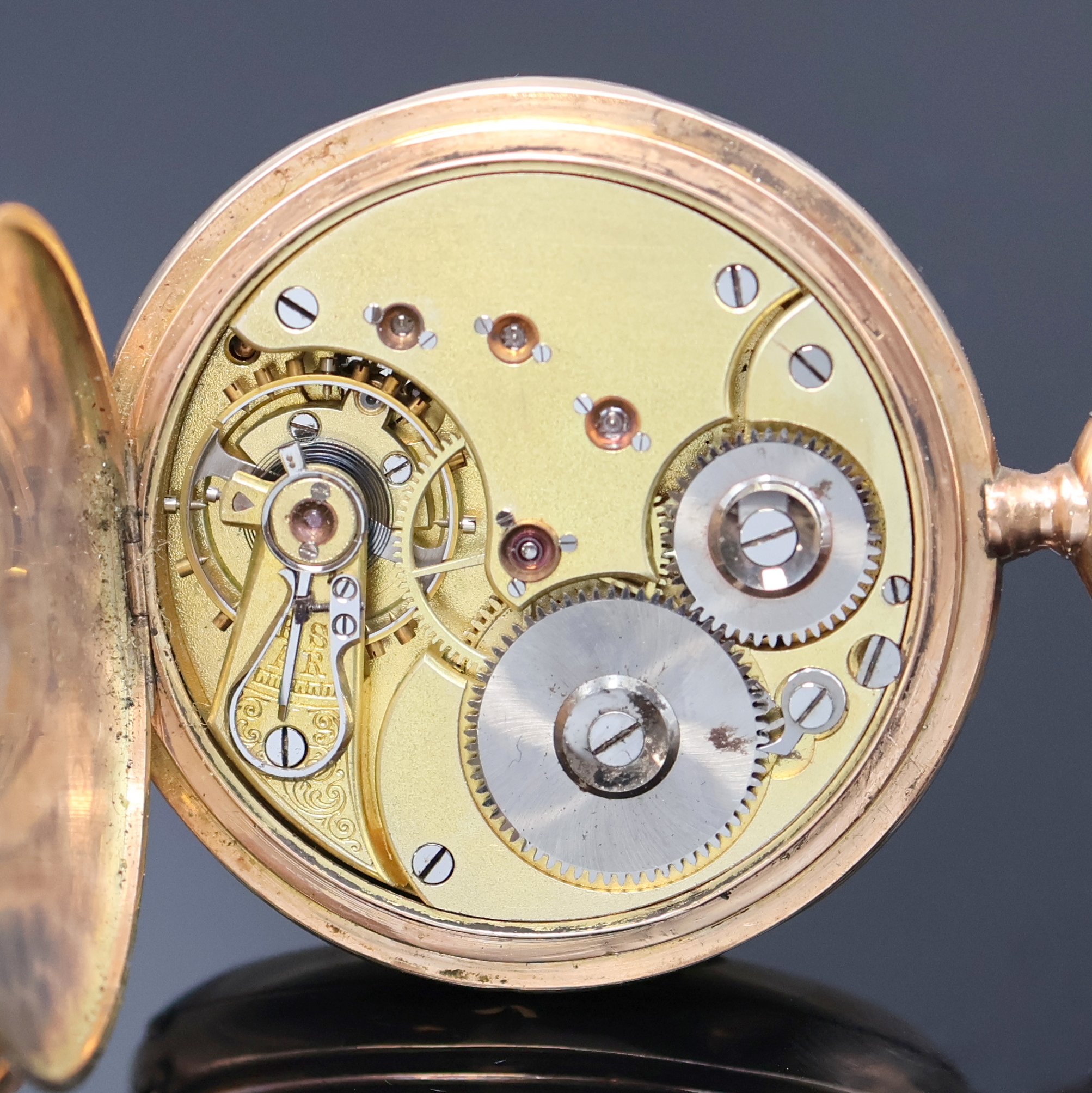 Detail f: OMEGA Savonette in RoseG 585/000, Schweiz um 1900, 3-Deckel Goldgeh. altersbed. stark ber./dell./Reparatur-Spuren, beide Schalen guill., Sprungdeckel ...