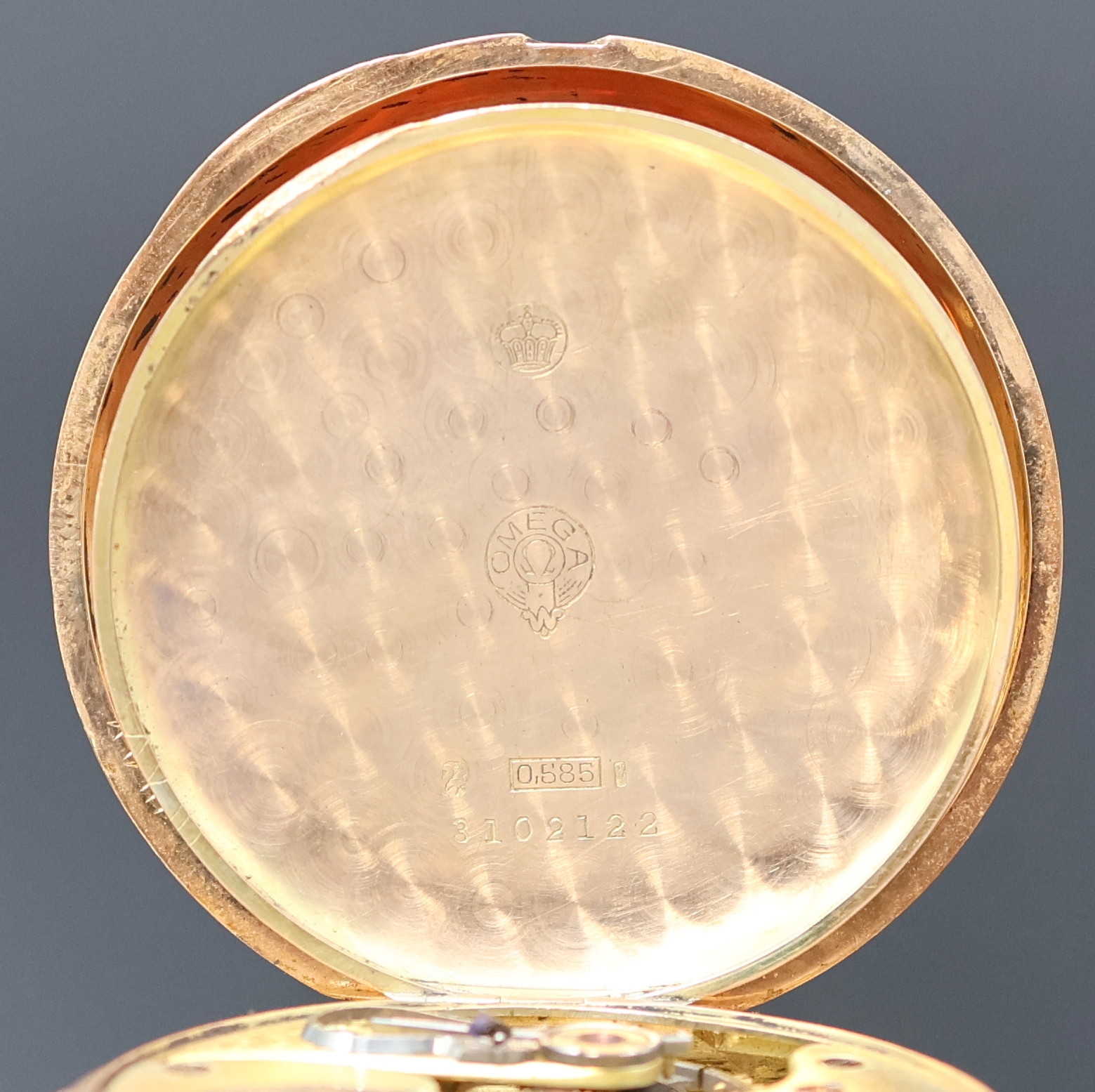 Detail g: OMEGA Savonette in RoseG 585/000, Schweiz um 1900, 3-Deckel Goldgeh. altersbed. stark ber./dell./Reparatur-Spuren, beide Schalen guill., Sprungdeckel ...