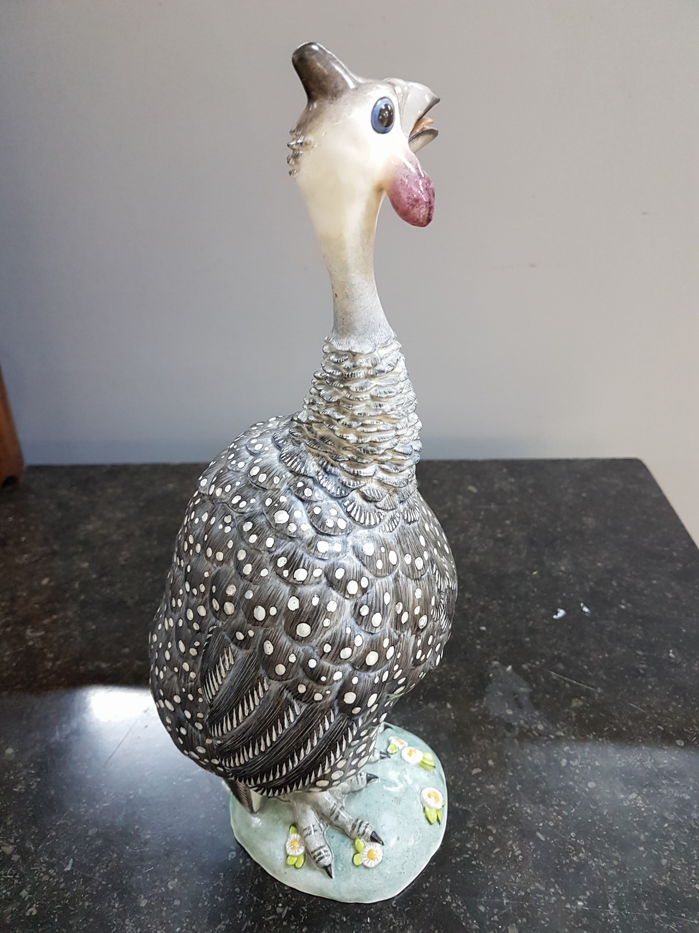 Detail b: Porzellanfigur, Nymphenburg, Entw. Entwurf Luise Teletzki-Scherf, um 1900, Ausformung wohl 1930er Jahre, , Darstellung eines Perlhuhns, bunt ...