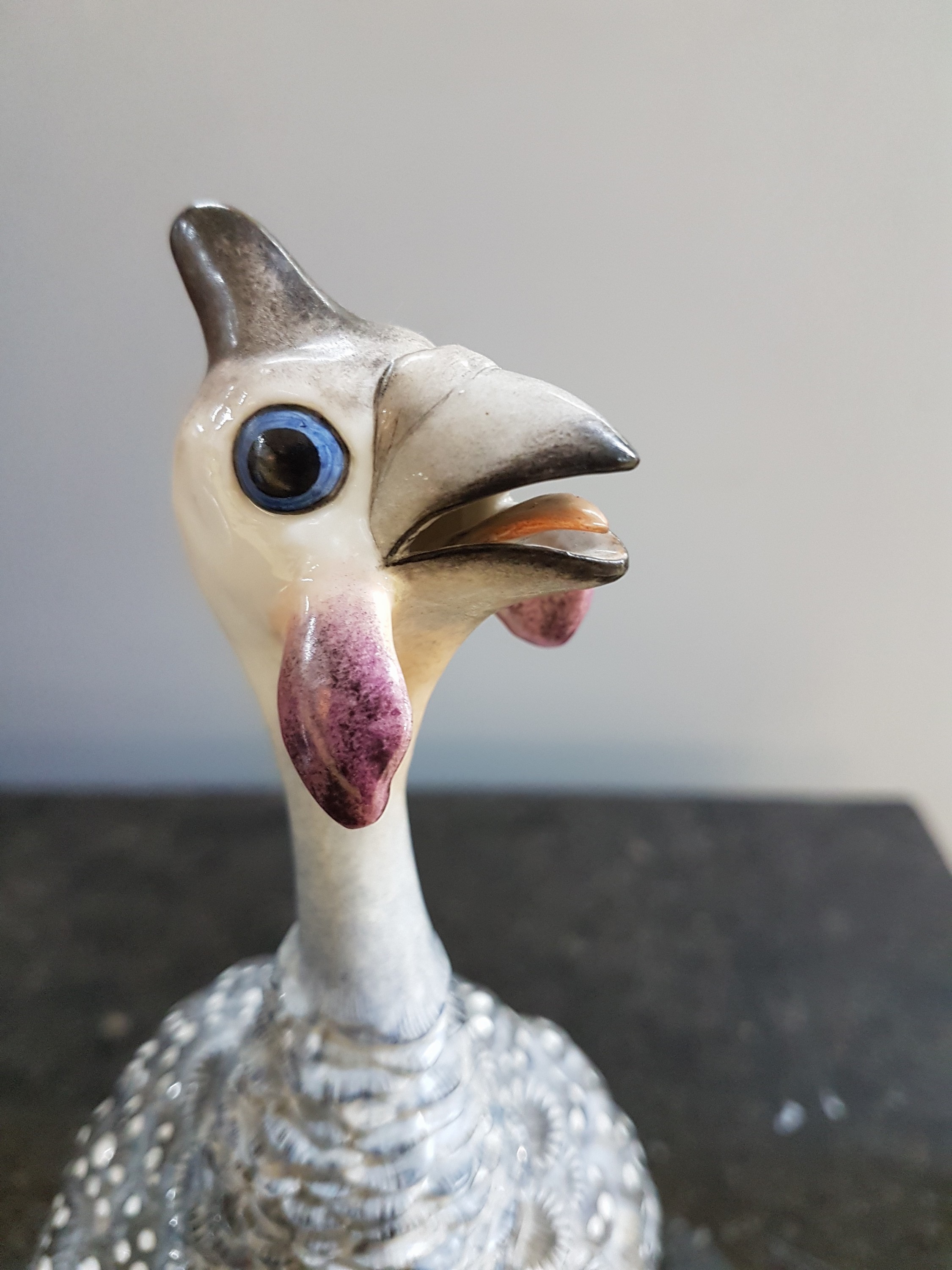 Detail d: Porzellanfigur, Nymphenburg, Entw. Entwurf Luise Teletzki-Scherf, um 1900, Ausformung wohl 1930er Jahre, , Darstellung eines Perlhuhns, bunt ...