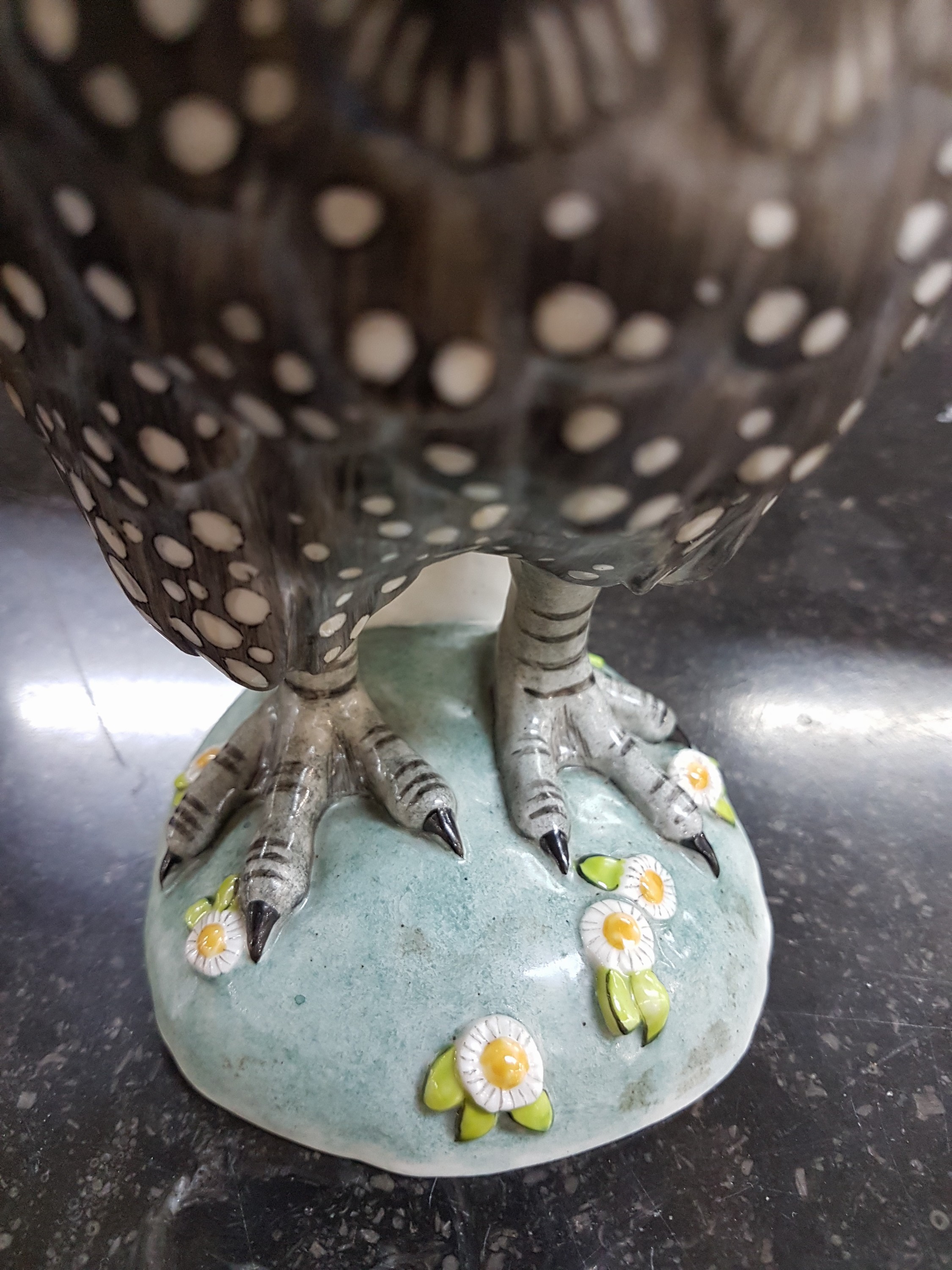 Detail e: Porzellanfigur, Nymphenburg, Entw. Entwurf Luise Teletzki-Scherf, um 1900, Ausformung wohl 1930er Jahre, , Darstellung eines Perlhuhns, bunt ...