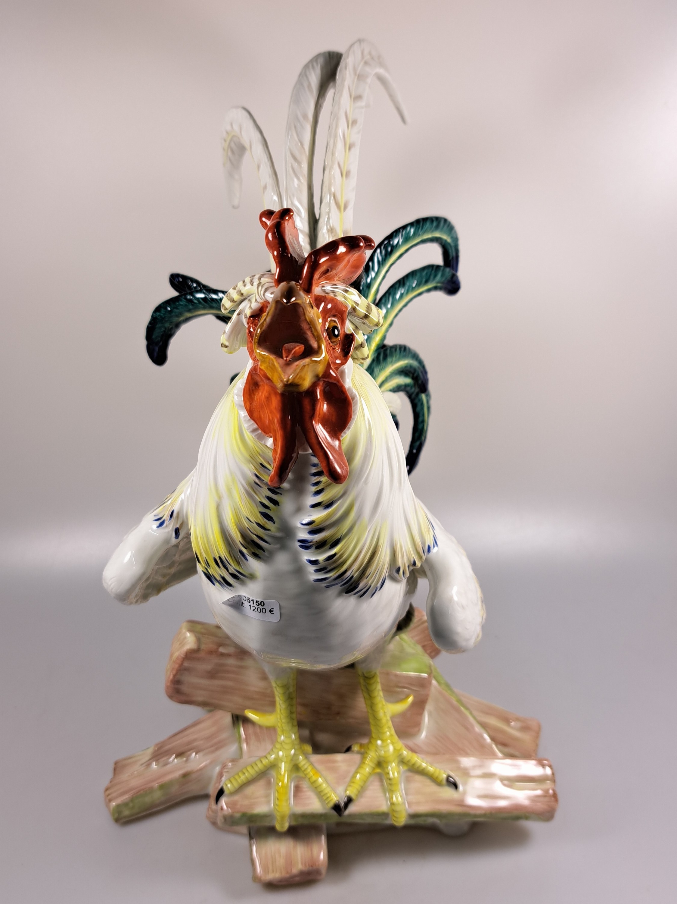 Detail a: Große Porzellanfigur, Meissen, um 1900, Entwurf J.J. Kaendler 1741, Haushahn auf Holzstoss, reich bunt bemalt, eine Schwanzfeder fehlt, H. ca. 40cm, ...