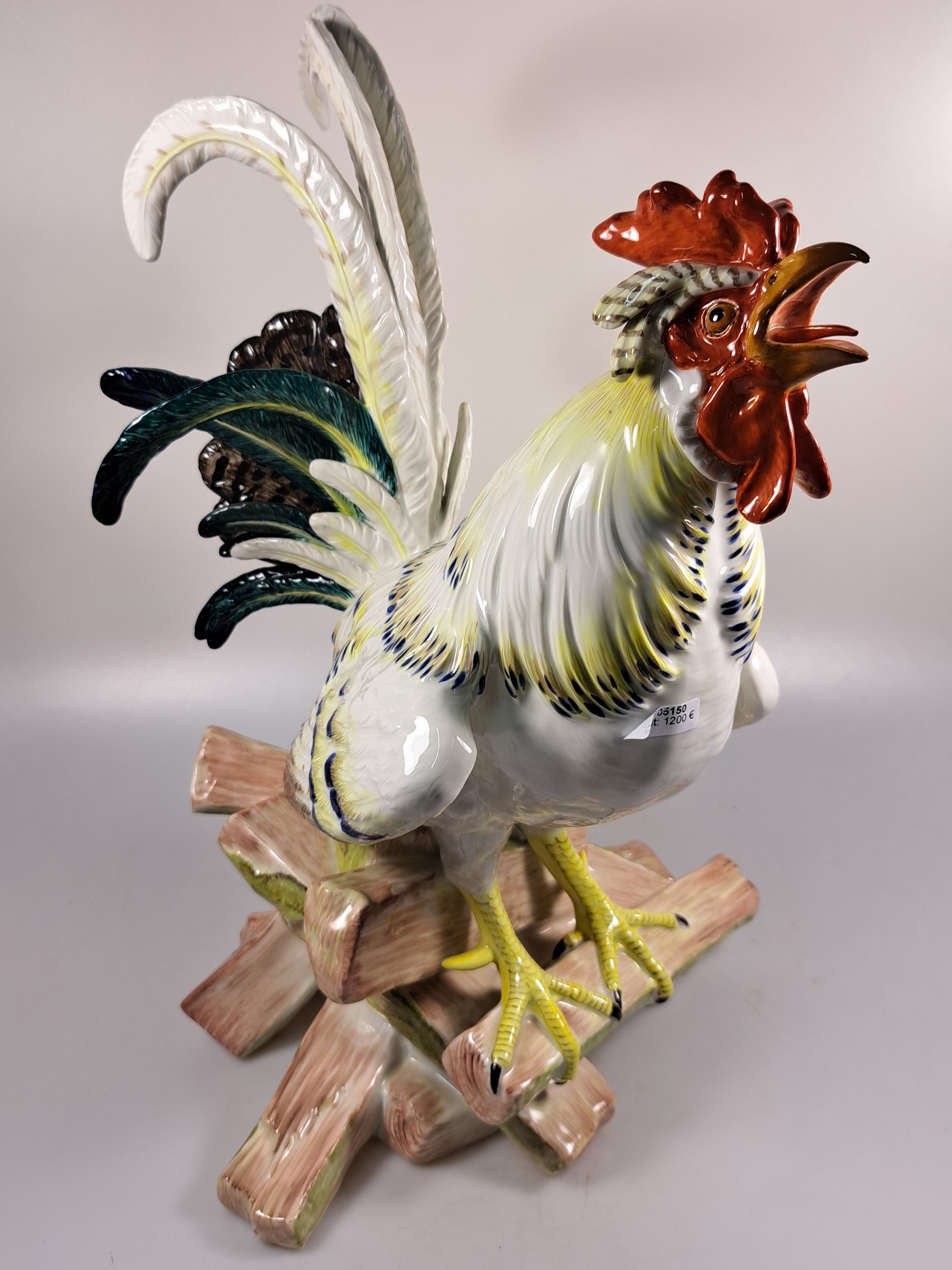 Detail b: Große Porzellanfigur, Meissen, um 1900, Entwurf J.J. Kaendler 1741, Haushahn auf Holzstoss, reich bunt bemalt, eine Schwanzfeder fehlt, H. ca. 40cm, ...