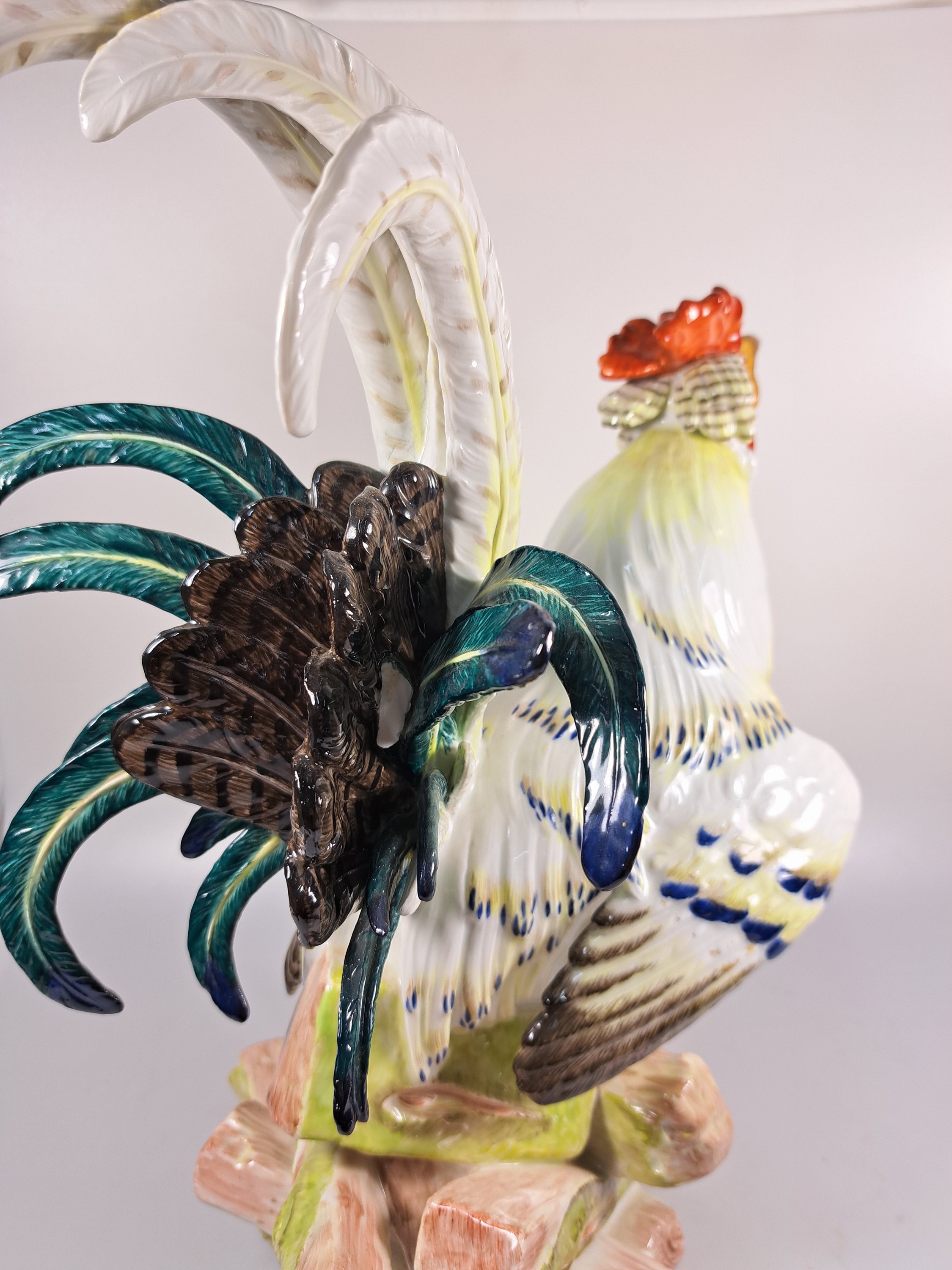 Detail d: Große Porzellanfigur, Meissen, um 1900, Entwurf J.J. Kaendler 1741, Haushahn auf Holzstoss, reich bunt bemalt, eine Schwanzfeder fehlt, H. ca. 40cm, ...