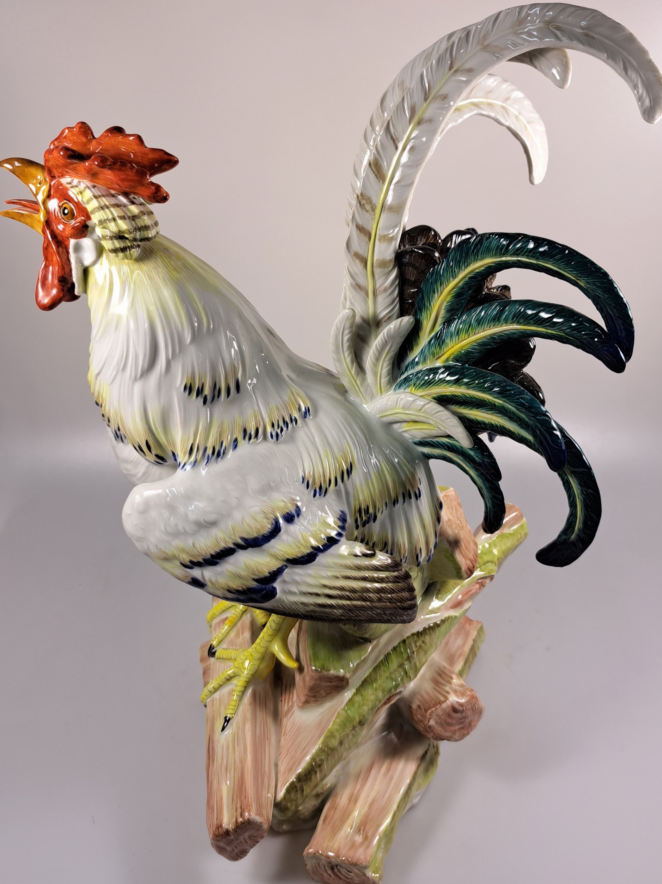 Detail f: Große Porzellanfigur, Meissen, um 1900, Entwurf J.J. Kaendler 1741, Haushahn auf Holzstoss, reich bunt bemalt, eine Schwanzfeder fehlt, H. ca. 40cm, ...